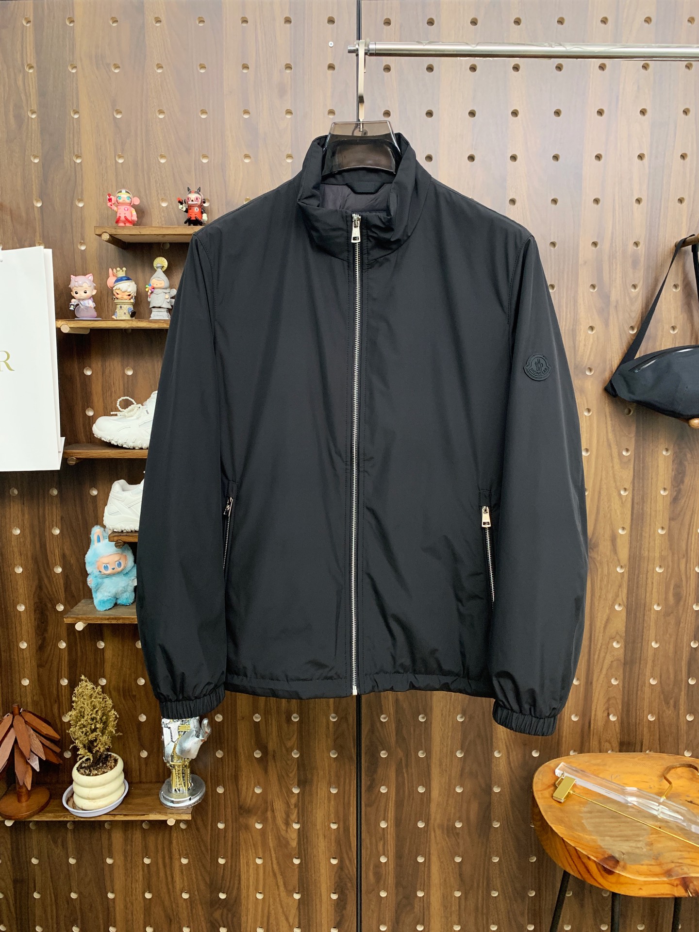 NO:537465,The 25ss early autumn [new product] windbreaker jacket jacket hits the new casual and fashionable jacket for autumn and winter counter!  Super avant-garde design style, delicate and comfortable, very light and not easy to wrinkle. Multiple craftsmanship The overall design is quite visual, the upper body is casual and stylish, with a certain degree of clarity, absolutely recommended to be at the most cutting-edge fashion temperament, a must-have for urban casualness. Code number M-3XL, Moncler, jackets & coats, jackets & coats, alexander wang19860909蒙口25ss早秋【新品】风衣夹克外套爆款 秋冬专柜新款休闲时尚夹克外套！超前卫设计风格 细腻舒适 穿着非常轻便不易起皱.多重重工艺 整体的设计颇具视觉感,上身休闲有型,有一定的挺括度,绝对走在时尚最尖端的气质感推荐,都市休闲必备.码数M-3XL,,Moncler,jackets & coats,jackets & coats,alexander wang,Men's clothing