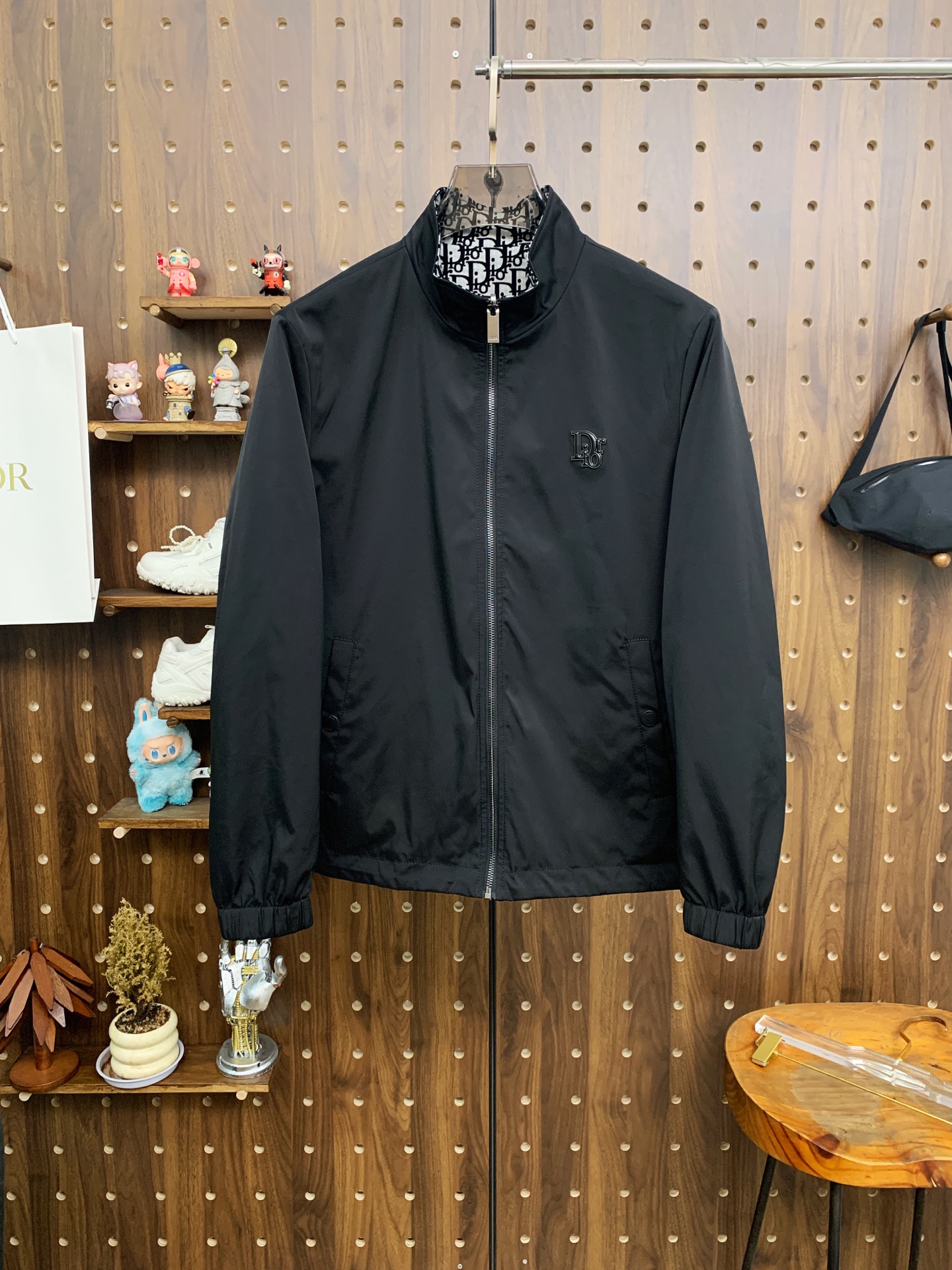 NO:537468,Dior 25ss early autumn [new product] double-sided windbreaker jacket jacket hits, new casual and fashionable jackets for autumn and winter counters!  Super avant-garde design style, delicate and comfortable, very light and not easy to wrinkle. Multiple craftsmanship The overall design is quite visual, the upper body is casual and stylish, with a certain degree of clarity, absolutely recommended to be at the most cutting-edge fashion temperament, a must-have for urban casualness. Code number M-3XL, dior, jackets & coats, jackets & coats, alexander wang19860909迪奥25ss早秋【新品】双面穿风衣夹克外套爆款 秋冬专柜新款休闲时尚夹克外套！超前卫设计风格 细腻舒适 穿着非常轻便不易起皱.多重重工艺 整体的设计颇具视觉感,上身休闲有型,有一定的挺括度,绝对走在时尚最尖端的气质感推荐,都市休闲必备.码数M-3XL,,dior,jackets & coats,jackets & coats,alexander wang,Men's clothing