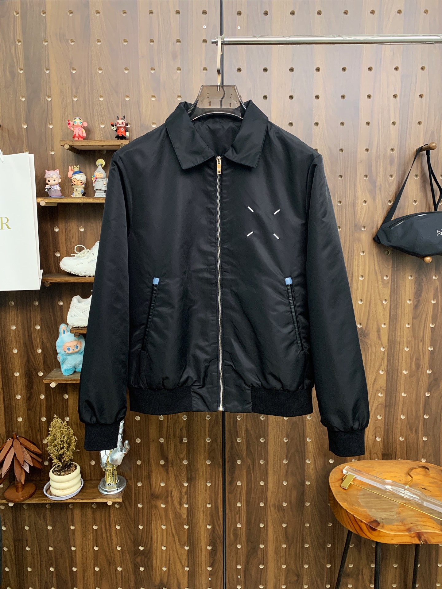 NO:537471,Majila 25ss early autumn [new product] lapel windbreaker stand-up collar jacket jacket popular, autumn and winter counter new casual and fashionable jacket jacket!  Super avant-garde design style, delicate and comfortable, very light and not easy to wrinkle. Multiple craftsmanship The overall design is quite visual, the upper body is casual and stylish, with a certain degree of clarity, absolutely recommended to be at the most cutting-edge fashion temperament, a must-have for urban casualness. Code number M-3XL,,masion margiela,jackets & coats,jackets & coats,alexander wang19860909马吉拉25ss早秋【新品】翻领风衣立领夹克外套爆款 秋冬专柜新款休闲时尚夹克外套！超前卫设计风格 细腻舒适 穿着非常轻便不易起皱.多重重工艺 整体的设计颇具视觉感,上身休闲有型,有一定的挺括度,绝对走在时尚最尖端的气质感推荐,都市休闲必备.码数M-3XL,,masion margiela,jackets & coats,jackets & coats,alexander wang,Men's clothing