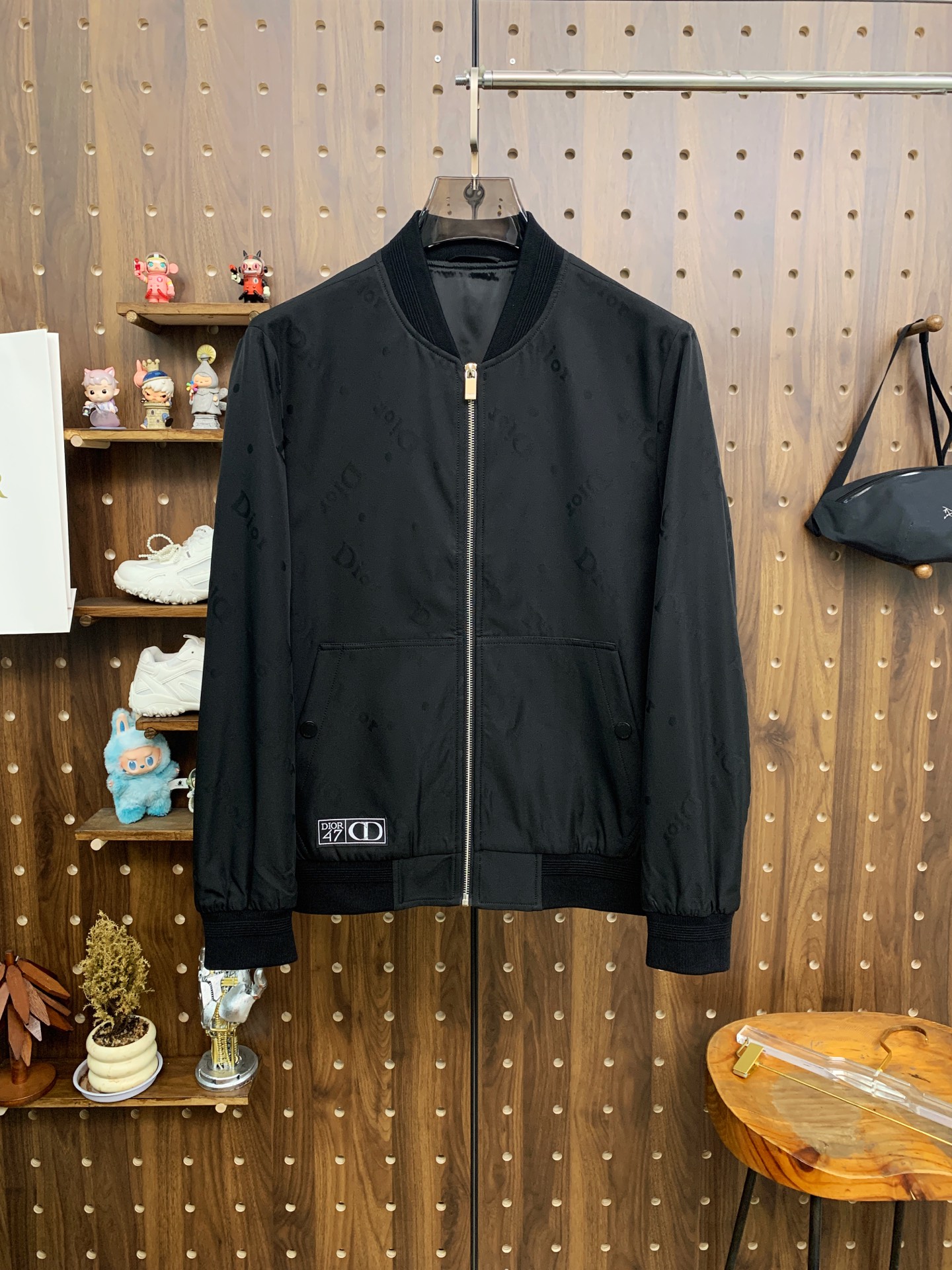 NO:537474,Dior 25ss early autumn [new product] windbreaker jacket jacket popular, autumn and winter counter new casual and fashionable jacket jacket!  Super avant-garde design style, delicate and comfortable, very light and not easy to wrinkle. Multiple craftsmanship The overall design is quite visual, the upper body is casual and stylish, with a certain degree of clarity, absolutely recommended to be at the most cutting-edge fashion temperament, a must-have for urban casualness. Code number M-3XL, dior, jackets & coats, jackets & coats, alexander wang19860909迪奥25ss早秋【新品】风衣夹克外套爆款 秋冬专柜新款休闲时尚夹克外套！超前卫设计风格 细腻舒适 穿着非常轻便不易起皱.多重重工艺 整体的设计颇具视觉感,上身休闲有型,有一定的挺括度,绝对走在时尚最尖端的气质感推荐,都市休闲必备.码数M-3XL,,dior,jackets & coats,jackets & coats,alexander wang,Men's clothing