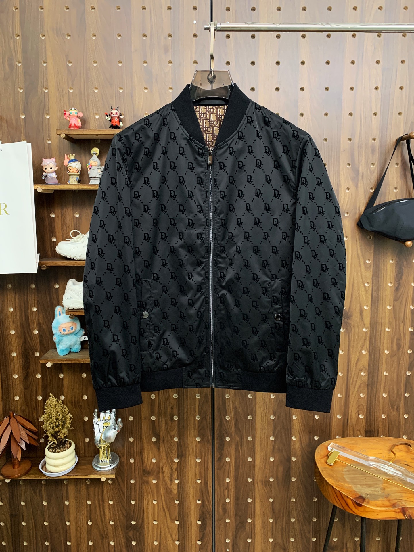 NO:537477,Dior 25ss early autumn [new product] windbreaker stand collar jacket jacket popular, autumn and winter counter new casual and fashionable jacket jacket!  Super avant-garde design style, delicate and comfortable, very light and not easy to wrinkle. Multiple craftsmanship The overall design is quite visual, the upper body is casual and stylish, with a certain degree of clarity, absolutely recommended to be at the most cutting-edge fashion temperament, a must-have for urban casualness. Code number M-3XL, dior, jackets & coats, jackets & coats, alexander wang19860909迪奥25ss早秋【新品】风衣立领夹克外套爆款 秋冬专柜新款休闲时尚夹克外套！超前卫设计风格 细腻舒适 穿着非常轻便不易起皱.多重重工艺 整体的设计颇具视觉感,上身休闲有型,有一定的挺括度,绝对走在时尚最尖端的气质感推荐,都市休闲必备.码数M-3XL,,dior,jackets & coats,jackets & coats,alexander wang,Men's clothing