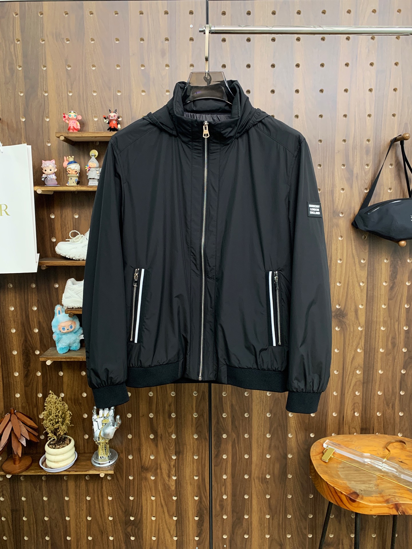 NO:537480,Burberry 25ss early autumn [new product] windbreaker jacket jacket popular, autumn and winter counter new casual and fashionable jacket jacket!  Super avant-garde design style, delicate and comfortable, very light and not easy to wrinkle. Multiple craftsmanship The overall design is quite visual, the upper body is casual and stylish, with a certain degree of clarity, absolutely recommended to be at the most cutting-edge fashion temperament, a must-have for urban casualness. Code number M-3XL, burberry, jackets & coats, jackets & coats, alexander wang19860909巴宝莉25ss早秋【新品】风衣夹克外套爆款 秋冬专柜新款休闲时尚夹克外套！超前卫设计风格 细腻舒适 穿着非常轻便不易起皱.多重重工艺 整体的设计颇具视觉感,上身休闲有型,有一定的挺括度,绝对走在时尚最尖端的气质感推荐,都市休闲必备.码数M-3XL,,burberry,jackets & coats,jackets & coats,alexander wang,Men's clothing