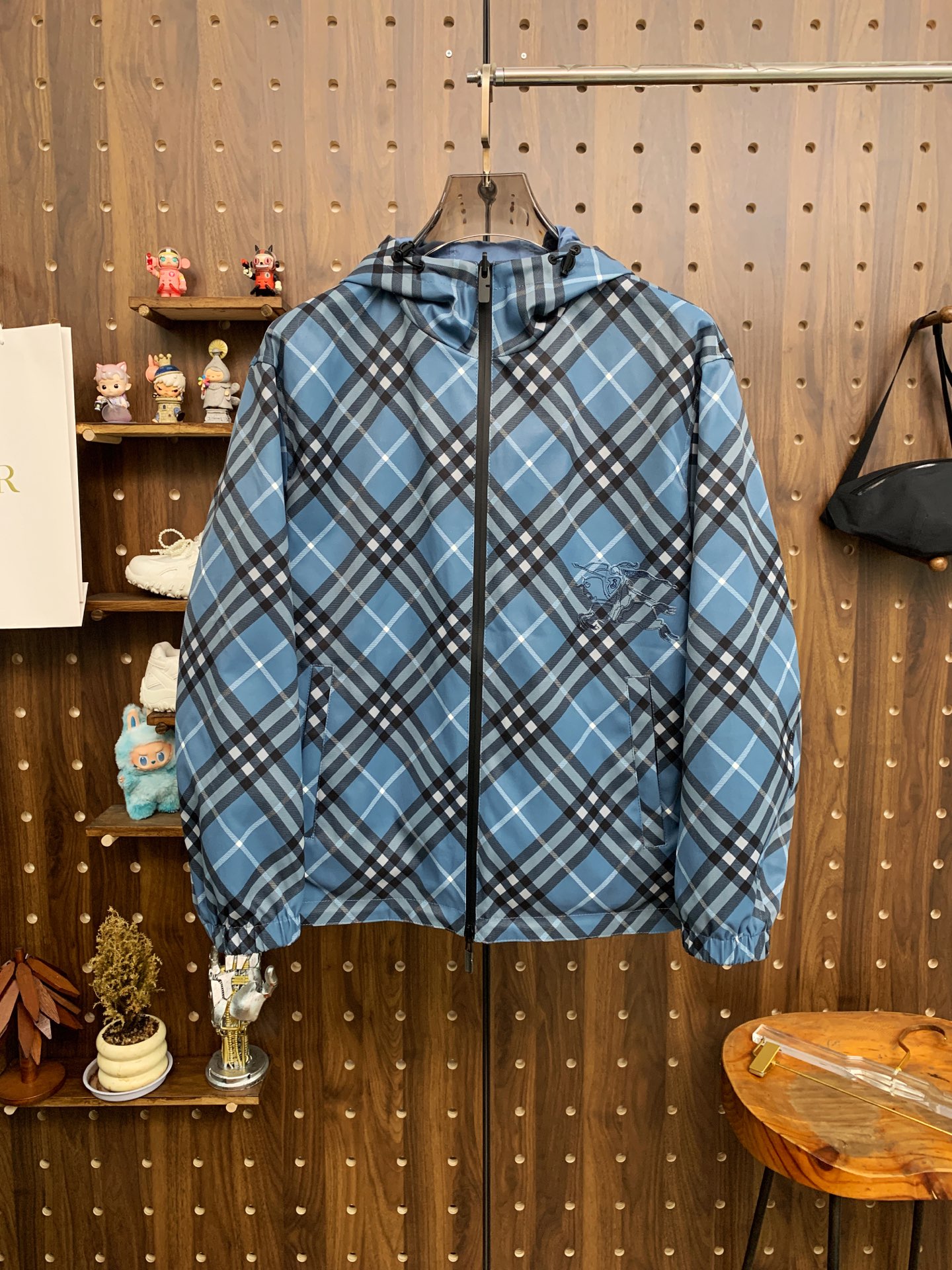 NO:537483,Burberry 25ss early autumn [new product] double-sided hooded windbreaker jacket jacket hits, new casual and fashionable jackets for autumn and winter counters!  Super avant-garde design style, delicate and comfortable, very light and not easy to wrinkle. Multiple craftsmanship The overall design is quite visual, the upper body is casual and stylish, with a certain degree of clarity, absolutely recommended at the most cutting-edge temperament of fashion, a must-have for urban casualness. Code number M-3XL, burberry, jackets & coats, jackets & coats, hats, alexander wang19860909巴宝莉25ss早秋【新品】双面穿连帽风衣夹克外套爆款 秋冬专柜新款休闲时尚夹克外套！超前卫设计风格 细腻舒适 穿着非常轻便不易起皱.多重重工艺 整体的设计颇具视觉感,上身休闲有型,有一定的挺括度,绝对走在时尚最尖端的气质感推荐,都市休闲必备.码数M-3XL,,burberry,jackets & coats,jackets & coats,hats,alexander wang,Men's clothing