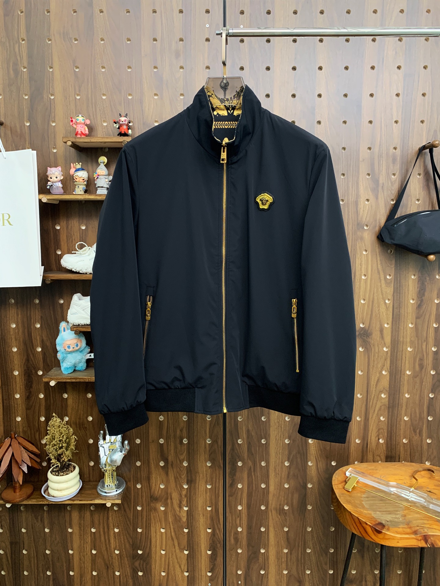 NO:537466,Versace 25ss early autumn [new product] double-sided windbreaker jacket jacket hits, new casual and fashionable jackets for autumn and winter counters!  Super avant-garde design style, delicate and comfortable, very light and not easy to wrinkle. Multiple craftsmanship The overall design is quite visual, the upper body is casual and stylish, with a certain degree of clarity, absolutely recommended to be at the most cutting-edge fashion temperament, a must-have for urban casualness. Code number M-3XL, versace, jackets & coats, jackets & coats, alexander wang19860909范思哲25ss早秋【新品】双面穿风衣夹克外套爆款 秋冬专柜新款休闲时尚夹克外套！超前卫设计风格 细腻舒适 穿着非常轻便不易起皱.多重重工艺 整体的设计颇具视觉感,上身休闲有型,有一定的挺括度,绝对走在时尚最尖端的气质感推荐,都市休闲必备.码数M-3XL,,versace,jackets & coats,jackets & coats,alexander wang,Men's clothing