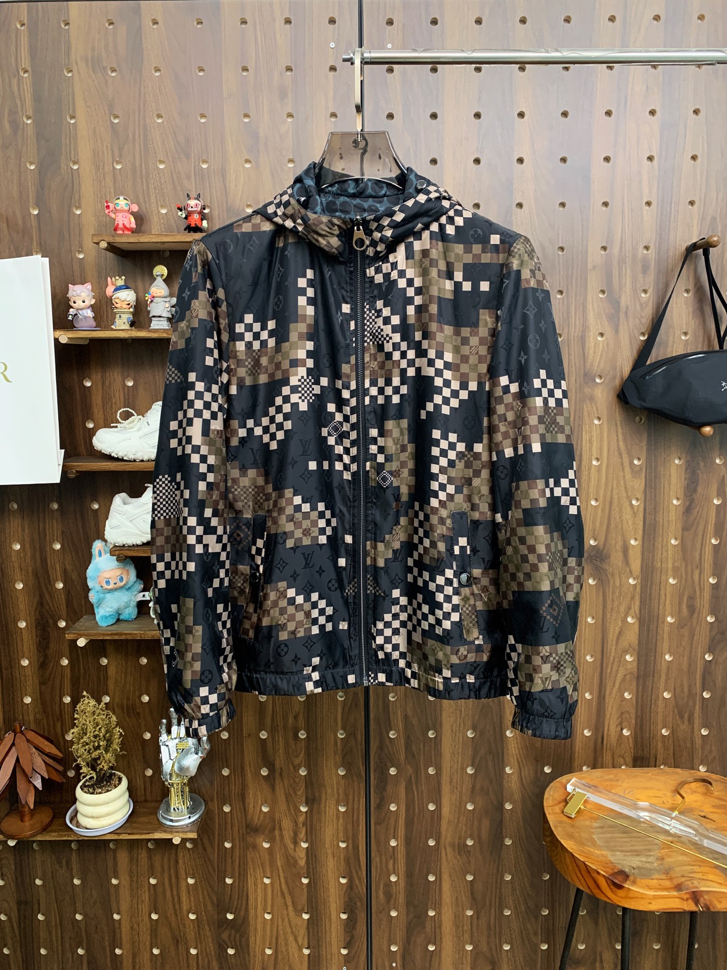 NO:537475,LV 25ss Early Autumn [New Product] Hooded double-sided windbreaker jacket jacket popular. New casual and fashionable jacket for autumn and winter counter!  Super avant-garde design style, delicate and comfortable, very light and not easy to wrinkle. Multiple craftsmanship The overall design is quite visual, the upper body is casual and stylish, with a certain degree of clarity, absolutely recommended to be at the most cutting-edge temperament of fashion, a must-have for urban casualness. Number M-3XL, louis vuitton, jackets & coats, jackets & coats, hats, alexander wang19860909LV 25ss早秋【新品】连帽双面穿风衣夹克外套爆款 秋冬专柜新款休闲时尚夹克外套！超前卫设计风格 细腻舒适 穿着非常轻便不易起皱.多重重工艺 整体的设计颇具视觉感,上身休闲有型,有一定的挺括度,绝对走在时尚最尖端的气质感推荐,都市休闲必备.码数M-3XL,,louis vuitton,jackets & coats,jackets & coats,hats,alexander wang,Men's clothing