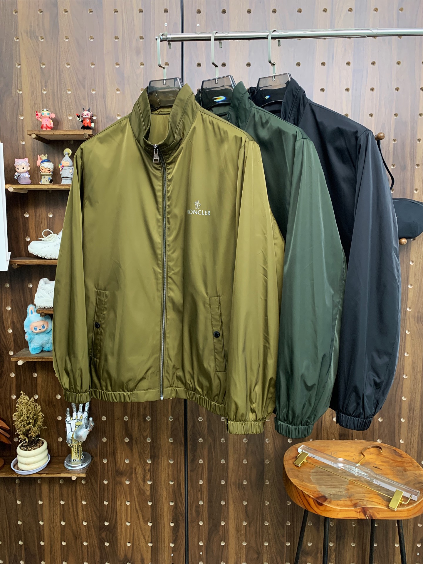 NO:537469,The 25ss early autumn [new product] windbreaker jacket jacket hits the new casual and fashionable jacket for autumn and winter counter!  Super avant-garde design style, delicate and comfortable, very light and not easy to wrinkle. Multiple craftsmanship The overall design is quite visual, the upper body is casual and stylish, with a certain degree of clarity, absolutely recommended to be at the most cutting-edge fashion temperament, a must-have for urban casualness. Code number M-3XL, Moncler, jackets & coats, jackets & coats, alexander wang19860909蒙口25ss早秋【新品】风衣夹克外套爆款 秋冬专柜新款休闲时尚夹克外套！超前卫设计风格 细腻舒适 穿着非常轻便不易起皱.多重重工艺 整体的设计颇具视觉感,上身休闲有型,有一定的挺括度,绝对走在时尚最尖端的气质感推荐,都市休闲必备.码数M-3XL,,Moncler,jackets & coats,jackets & coats,alexander wang,Men's clothing