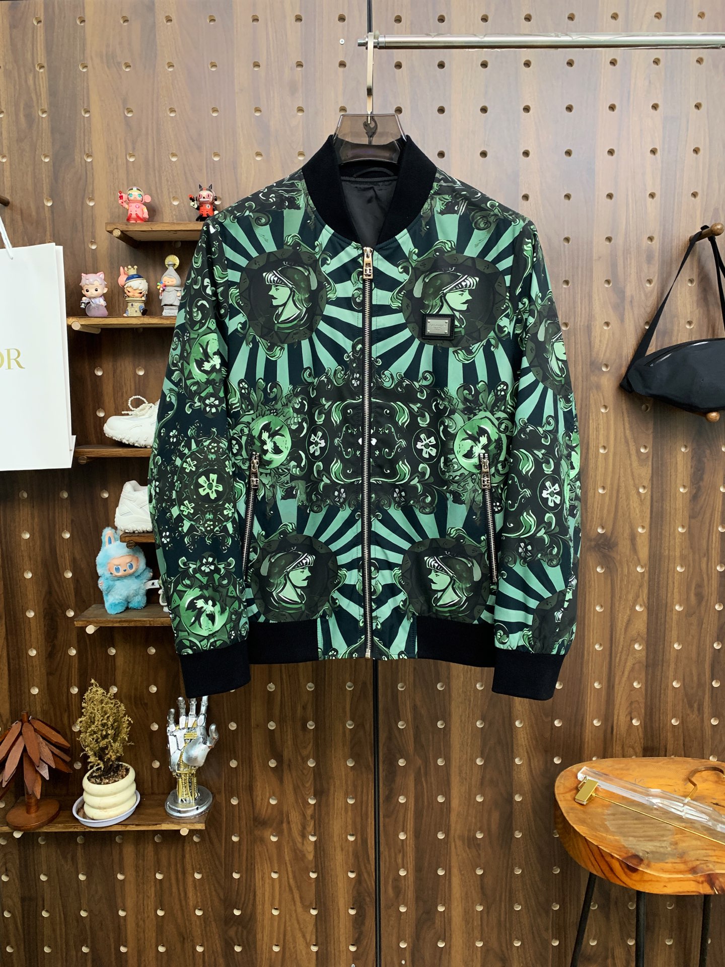 NO:537457,Dolce & Gabbana 25ss early autumn [new product] windbreaker jacket jacket popular, autumn and winter counter new casual and fashionable jacket jacket!  Super avant-garde design style, delicate and comfortable, very light and not easy to wrinkle. Multiple craftsmanship The overall design is quite visual, the upper body is casual and stylish, with a certain degree of clarity, absolutely recommended at the most cutting-edge temperament of fashion, a must-have for urban casualness. Code number M-3XL, Dolce & Gabbana, jackets & coats, jackets & coats, alexander wang19860909杜嘉班纳25ss早秋【新品】风衣夹克外套爆款 秋冬专柜新款休闲时尚夹克外套！超前卫设计风格 细腻舒适 穿着非常轻便不易起皱.多重重工艺 整体的设计颇具视觉感,上身休闲有型,有一定的挺括度,绝对走在时尚最尖端的气质感推荐,都市休闲必备.码数M-3XL,,Dolce&Gabbana,jackets & coats,jackets & coats,alexander wang,Men's clothing