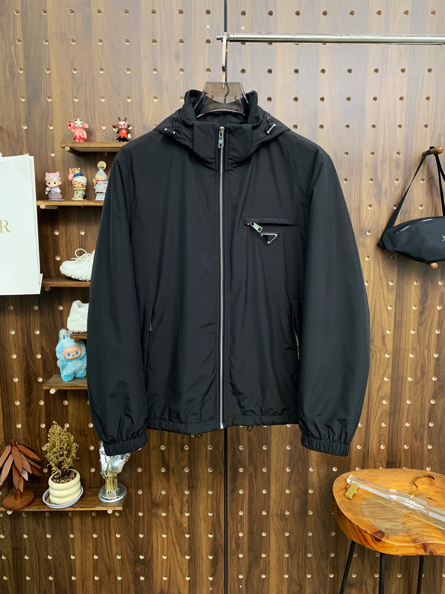 NO:537472,Prada 25ss early autumn [new product] hooded windbreaker jacket jacket popular, autumn and winter counter new casual and fashionable jacket jacket!  Super avant-garde design style, delicate and comfortable, very light and not easy to wrinkle. Multiple craftsmanship The overall design is quite visual, the upper body is casual and stylish, with a certain degree of clarity, absolutely recommended to be at the most cutting-edge fashion temperament, a must-have for urban casualness. Code number M-3XL, prada, jackets & coats, jackets & coats, hats, alexander wang19860909普拉达25ss早秋【新品】连帽风衣夹克外套爆款 秋冬专柜新款休闲时尚夹克外套！超前卫设计风格 细腻舒适 穿着非常轻便不易起皱.多重重工艺 整体的设计颇具视觉感,上身休闲有型,有一定的挺括度,绝对走在时尚最尖端的气质感推荐,都市休闲必备.码数M-3XL,,prada,jackets & coats,jackets & coats,hats,alexander wang,Men's clothing