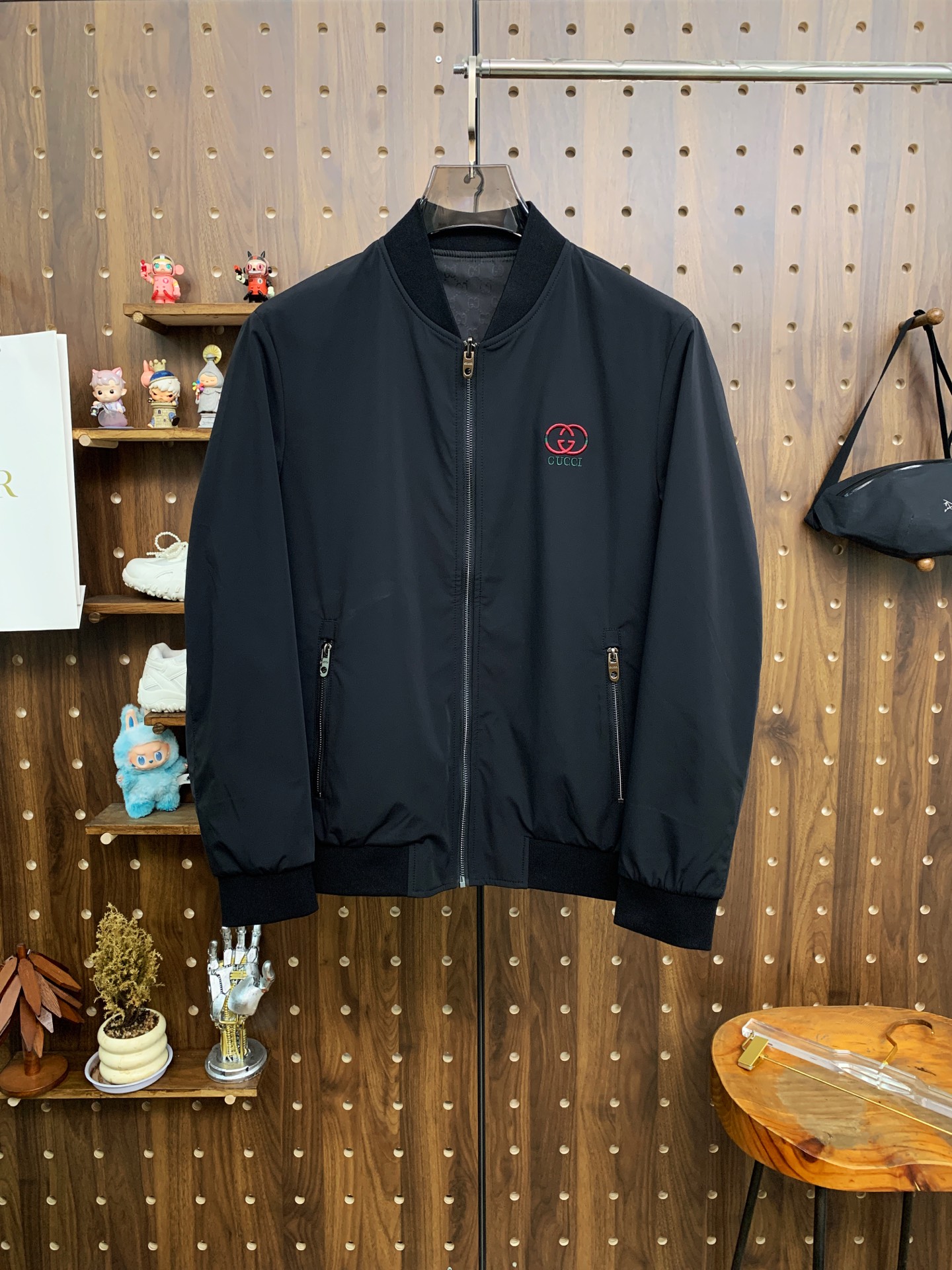 NO:537460,Gucci 25ss early autumn [new product] double-sided windbreaker stand-up collar jacket popular, autumn and winter counter new casual and fashionable jacket!  Super avant-garde design style, delicate and comfortable, very light and not easy to wrinkle. Multiple craftsmanship The overall design is quite visual, the upper body is casual and stylish, with a certain degree of clarity, absolutely recommended to be at the most cutting-edge fashion temperament, a must-have for urban casualness. Code number M-3XL, gucci, jackets & coats, jackets & coats, alexander wang19860909古驰25ss早秋【新品】双面穿风衣立领夹克外套爆款 秋冬专柜新款休闲时尚夹克外套！超前卫设计风格 细腻舒适 穿着非常轻便不易起皱.多重重工艺 整体的设计颇具视觉感,上身休闲有型,有一定的挺括度,绝对走在时尚最尖端的气质感推荐,都市休闲必备.码数M-3XL,,gucci,jackets & coats,jackets & coats,alexander wang,Men's clothing