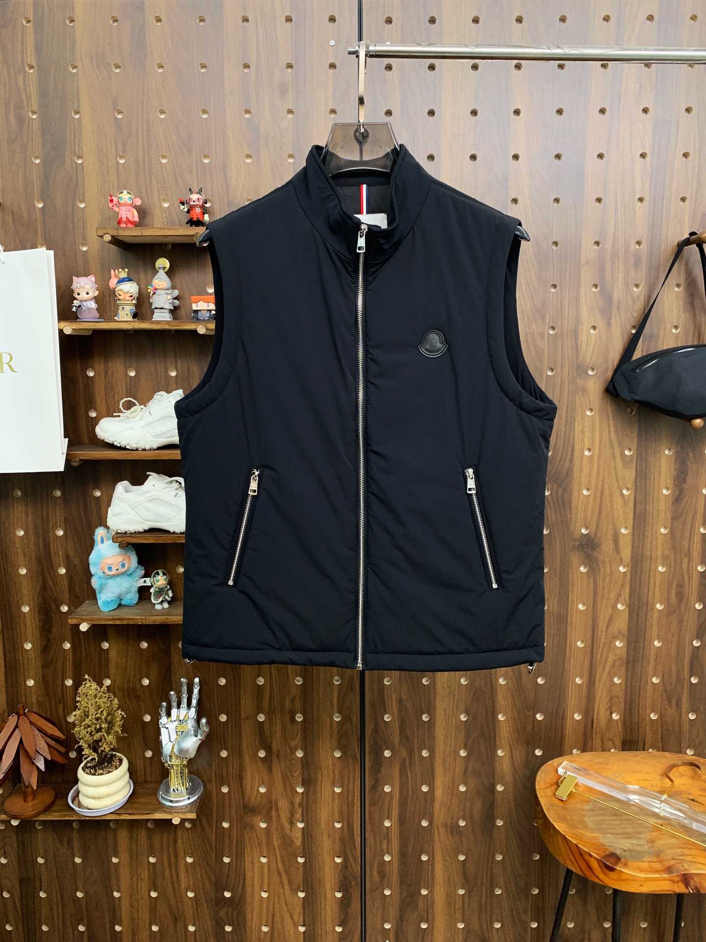 NO:537478,The 25ss early autumn [new product] Cotton jacket with vest jacket is popular, the autumn and winter counter has a new casual jacket!  Super avant-garde design style, delicate and comfortable, very light and not easy to wrinkle. Multiple craftsmanship The overall design is quite visual, the upper body is casual and stylish, with a certain degree of clarity, absolutely recommended to be at the most cutting-edge fashion temperament, a must-have for urban casualness. Code number M-3XL, Moncler, jackets & coats, alexander wang19860909蒙口25ss早秋【新品】棉服马甲外套爆款 秋冬专柜新款休闲外套！超前卫设计风格 细腻舒适 穿着非常轻便不易起皱.多重重工艺 整体的设计颇具视觉感,上身休闲有型,有一定的挺括度,绝对走在时尚最尖端的气质感推荐,都市休闲必备.码数M-3XL,,Moncler,jackets & coats,alexander wang,Men's clothing