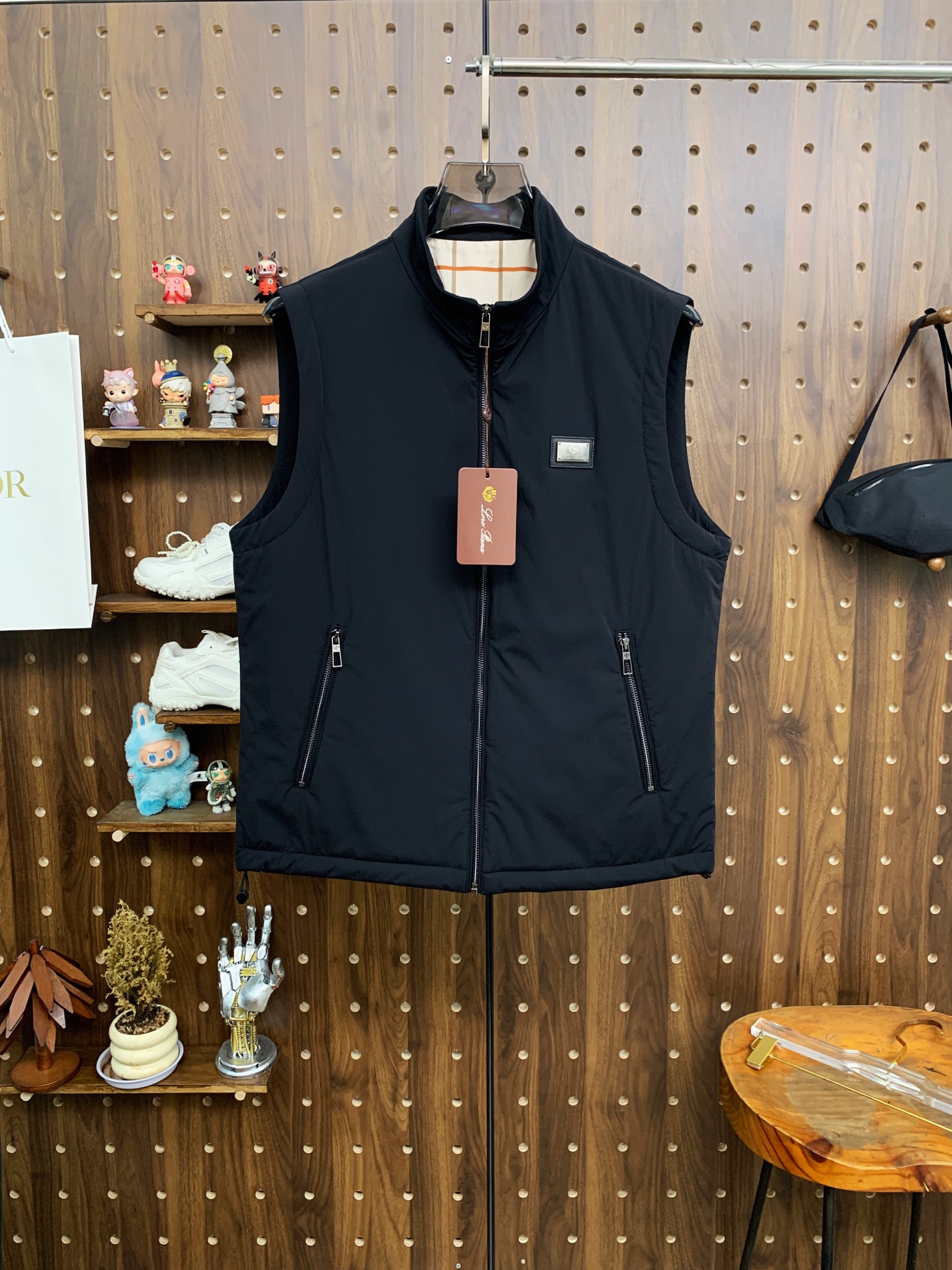 NO:537481,Lss Early Autumn [New Product] Cotton Vest Jackets and New Casual Jackets in Autumn and Winter Counter!  Super avant-garde design style, delicate and comfortable, very light and not easy to wrinkle. Multiple craftsmanship The overall design is quite visual, the upper body is casual and stylish, with a certain degree of clarity, absolutely recommended to be at the most cutting-edge fashion temperament, a must-have for urban casualness. Code number M-3XL, Jackets & coats, alexander wang19860909Lss早秋【新品】棉服马甲外套爆款 秋冬专柜新款休闲外套！超前卫设计风格 细腻舒适 穿着非常轻便不易起皱.多重重工艺 整体的设计颇具视觉感,上身休闲有型,有一定的挺括度,绝对走在时尚最尖端的气质感推荐,都市休闲必备.码数M-3XL,,jackets & coats,alexander wang,Men's clothing