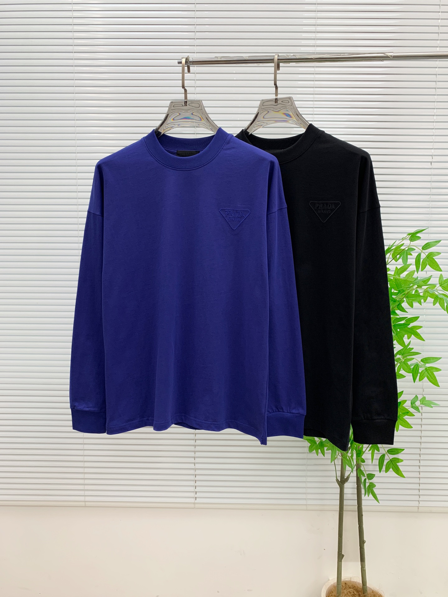 NO:567186,Prada 25ss autumn [new product] new trade order round neck long-sleeved bottoming shirt long-sleeved T-shirt internet celebrity style!  The upper body is comfortable and breathable, not stiff, and the whole body has a rich three-dimensional sense. It is a quality export order that meets the simple needs of commuters. The upper body effect is very good, slimming, and not picky about the figure. The fabric workmanship... is impeccable. Only good craftsmanship and good fabrics can make you wear a good taste. A must-have item. Size M-3XL, prada, tees, t-shirt, alexander wang19860909普拉达25ss秋季【新品】新款贸易订单圆领长袖打底衫长袖T恤网红款！上身舒适透气,不僵硬,整体有着丰富的立体感,品质出口订单,满足通勤人们对于着装的简约需求,上身效果很好,显瘦,不挑剔身材.面料做工....无可挑剔,好工艺好面料才能穿出好品味一款,人手必备单品 码数M-3XL,,prada,tees，t-shirt,alexander wang,Men's clothing