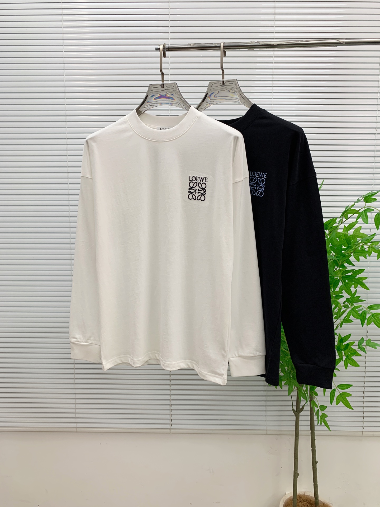 NO:567191,Luo Yiwei 25ss autumn [new product] new trade order round neck long-sleeved bottoming shirt long-sleeved T-shirt Internet celebrity style!  The upper body is comfortable and breathable, not stiff, and the whole body has a rich three-dimensional sense. It is a high-quality export order that meets the simple needs of commuters. The upper body effect is very good, slimming, and not picky about the figure. The fabric workmanship... is impeccable. Only good craftsmanship and good fabrics can make you wear a good taste. A must-have item. Size M-3XL, loewe, tees, t-shirt, alexander wang19860909罗意威25ss秋季【新品】新款贸易订单圆领长袖打底衫长袖T恤网红款！上身舒适透气,不僵硬,整体有着丰富的立体感,品质出口订单,满足通勤人们对于着装的简约需求,上身效果很好,显瘦,不挑剔身材.面料做工....无可挑剔,好工艺好面料才能穿出好品味一款,人手必备单品 码数M-3XL,,loewe,tees，t-shirt,alexander wang,Men's clothing