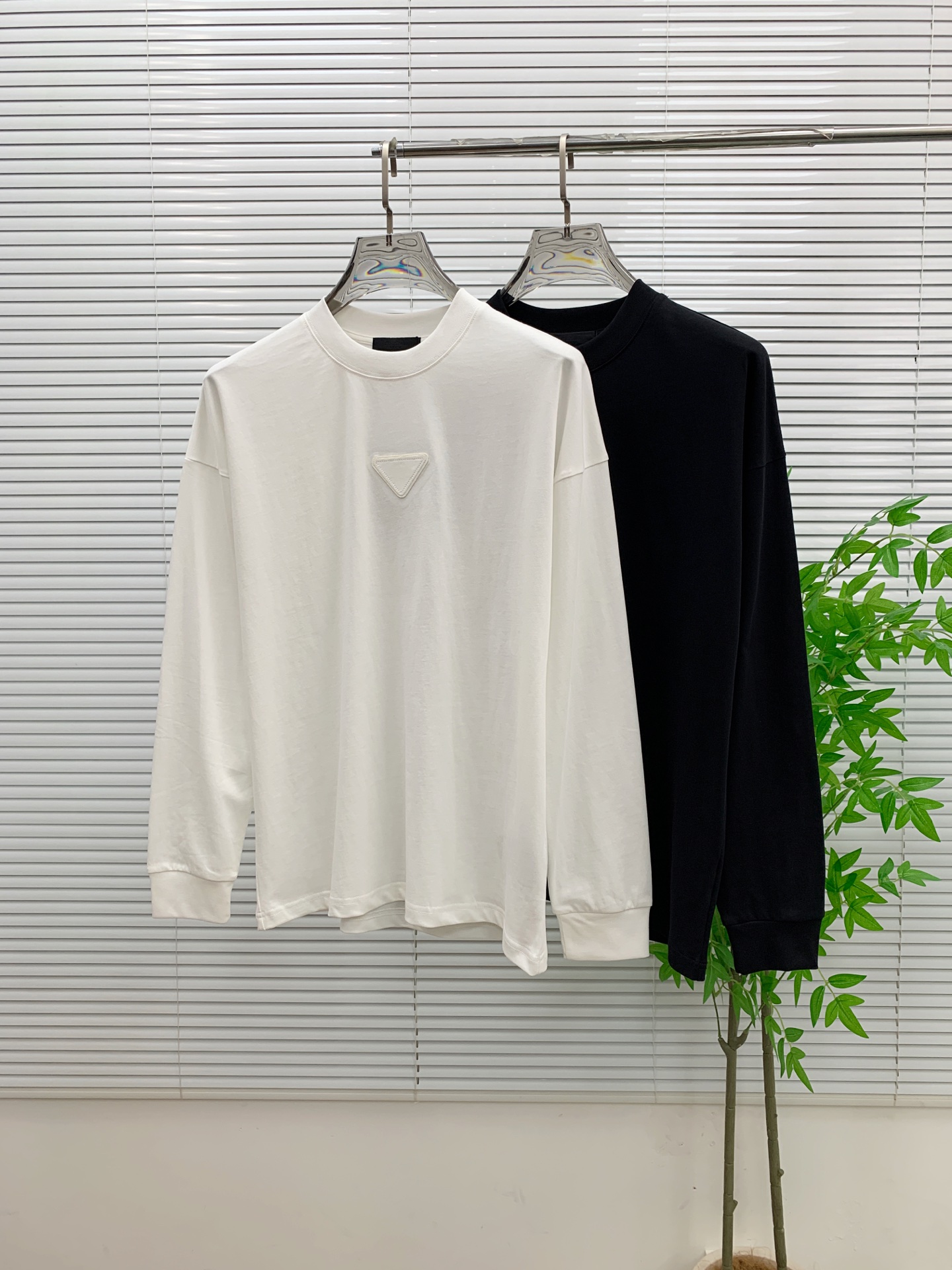 NO:567201,Prada 25ss autumn [new product] new trade order round neck long-sleeved bottoming shirt long-sleeved T-shirt internet celebrity style!  The upper body is comfortable and breathable, not stiff, and the whole body has a rich three-dimensional sense. It is a quality export order that meets the simple needs of commuters. The upper body effect is very good, slimming, and not picky about the figure. The fabric workmanship... is impeccable. Only good craftsmanship and good fabrics can make you wear a good taste. A must-have item. Size M-3XL, prada, tees, t-shirt, alexander wang19860909普拉达25ss秋季【新品】新款贸易订单圆领长袖打底衫长袖T恤网红款！上身舒适透气,不僵硬,整体有着丰富的立体感,品质出口订单,满足通勤人们对于着装的简约需求,上身效果很好,显瘦,不挑剔身材.面料做工....无可挑剔,好工艺好面料才能穿出好品味一款,人手必备单品 码数M-3XL,,prada,tees，t-shirt,alexander wang,Men's clothing