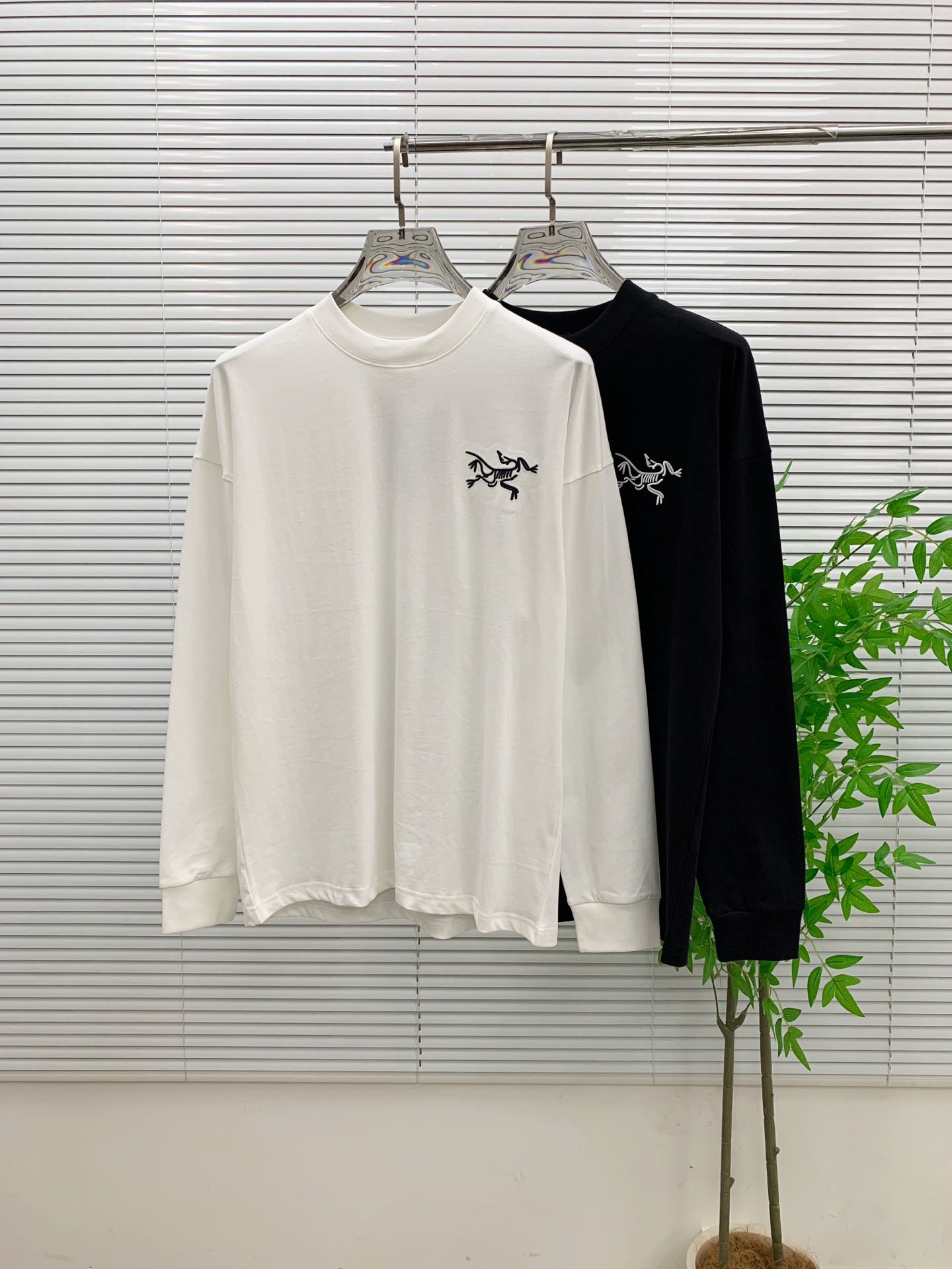 NO:567206,Arc'teryx 25ss autumn [new product] new trade order round neck long-sleeved bottoming shirt long-sleeved T-shirt internet celebrity style!  The upper body is comfortable and breathable, not stiff, and has a rich three-dimensional sense. Quality export order meets the simple needs of commuters. The upper body effect is very good, slimming, and not picky about the figure. The fabric workmanship... is impeccable. Good craftsmanship and good fabrics can make you wear a good taste. A must-have item. Size M-3XL, arc'teryx, tees, t-shirt, alexander wang19860909始祖鸟25ss秋季【新品】新款贸易订单圆领长袖打底衫长袖T恤网红款！上身舒适透气,不僵硬,整体有着丰富的立体感,品质出口订单,满足通勤人们对于着装的简约需求,上身效果很好,显瘦,不挑剔身材.面料做工....无可挑剔,好工艺好面料才能穿出好品味一款,人手必备单品 码数M-3XL,arc'teryx,tees，t-shirt,alexander wang,Men's clothing