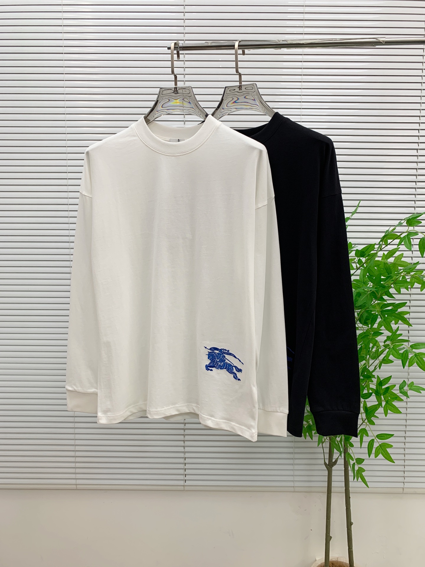 NO:567211,Burberry 25ss autumn [new product] new trade order round neck long-sleeved bottoming shirt long-sleeved T-shirt internet celebrity style!  The upper body is comfortable and breathable, not stiff, and the whole body has a rich three-dimensional sense. It is a high-quality export order that meets the simple needs of commuters. The upper body effect is very good, slimming, and not picky about the figure. The fabric workmanship... is impeccable. Only good craftsmanship and good fabrics can make you wear a good taste. A must-have item. Size M-3XL, burberry, tees, t-shirt, alexander wang19860909巴宝莉25ss秋季【新品】新款贸易订单圆领长袖打底衫长袖T恤网红款！上身舒适透气,不僵硬,整体有着丰富的立体感,品质出口订单,满足通勤人们对于着装的简约需求,上身效果很好,显瘦,不挑剔身材.面料做工....无可挑剔,好工艺好面料才能穿出好品味一款,人手必备单品 码数M-3XL,,burberry,tees，t-shirt,alexander wang,Men's clothing