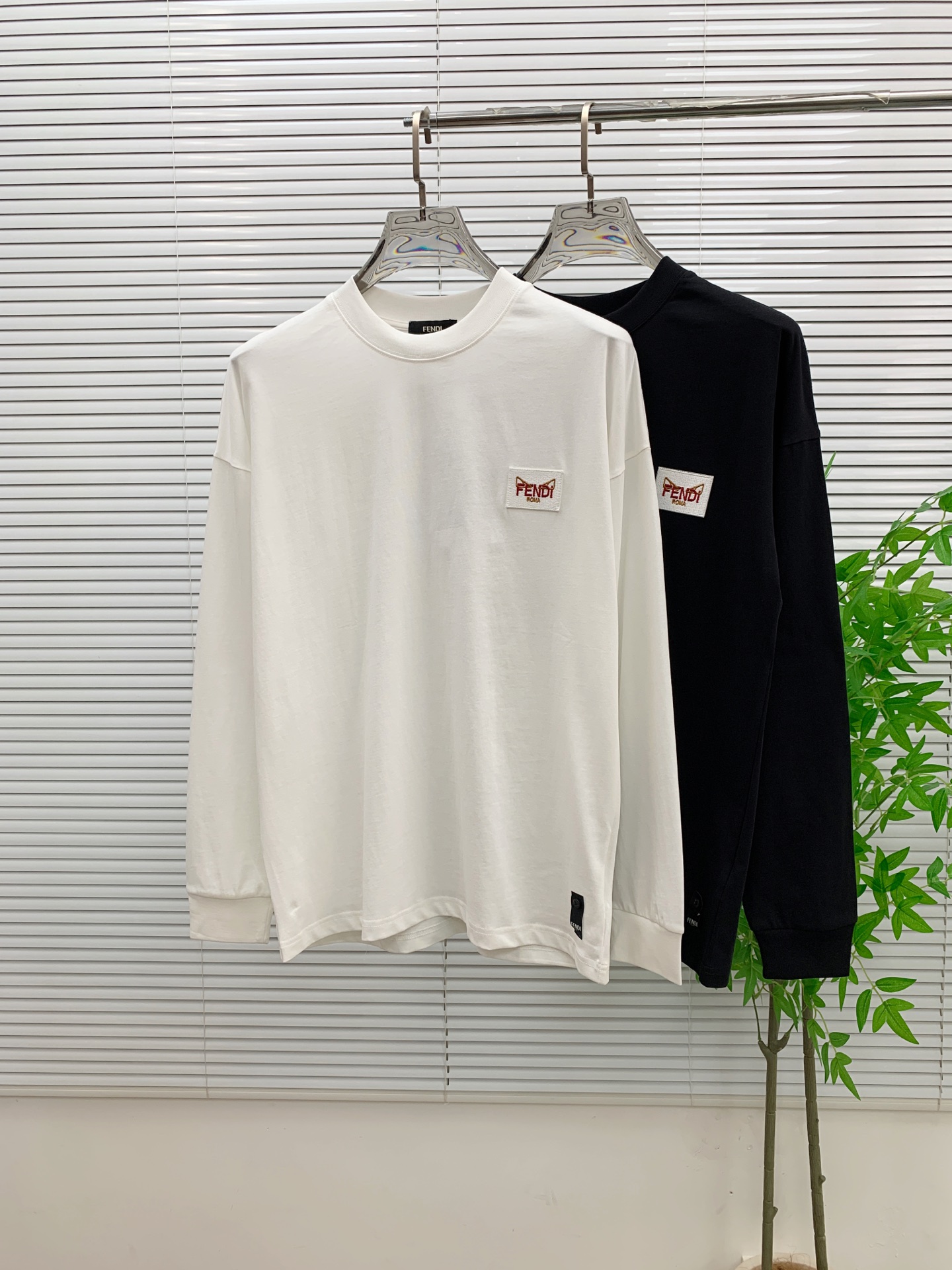 NO:567216,Fendi 25ss autumn [new product] new trade order round neck long-sleeved bottoming shirt long-sleeved T-shirt internet celebrity style!  The upper body is comfortable and breathable, not stiff, and has a rich three-dimensional feel. Quality export order meets the simple needs of commuters. The upper body effect is very good, slimming, and not picky about the figure. The fabric workmanship... is impeccable. Only good craftsmanship and good fabrics can make you wear a good taste. A must-have item. Size M-3XL, fendi, tees, t-shirt, alexander wang19860909芬迪25ss秋季【新品】新款贸易订单圆领长袖打底衫长袖T恤网红款！上身舒适透气,不僵硬,整体有着丰富的立体感,品质出口订单,满足通勤人们对于着装的简约需求,上身效果很好,显瘦,不挑剔身材.面料做工....无可挑剔,好工艺好面料才能穿出好品味一款,人手必备单品 码数M-3XL,,fendi,tees，t-shirt,alexander wang,Men's clothing