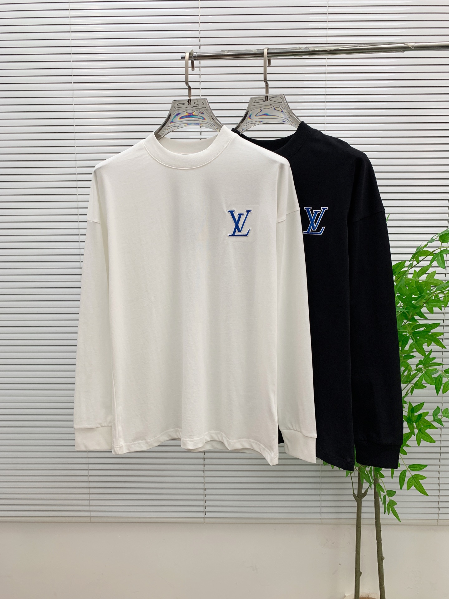 NO:567219,LV 25ss autumn [new product] new trade order round neck long-sleeved bottoming shirt long-sleeved T-shirt internet celebrity style!  The upper body is comfortable and breathable, not stiff, and the whole body has a rich three-dimensional sense. It is a quality export order that meets the simple needs of commuters. The upper body effect is very good, slimming, and not picky about the figure. The fabric workmanship... is impeccable. Good craftsmanship and good fabrics can make you wear a good taste. It is a must-have item. Size M-3XL, Louis Vuitton, Tees, T-shirt, Alexander Wang19860909LV 25ss秋季【新品】新款贸易订单圆领长袖打底衫长袖T恤网红款！上身舒适透气,不僵硬,整体有着丰富的立体感,品质出口订单,满足通勤人们对于着装的简约需求,上身效果很好,显瘦,不挑剔身材.面料做工....无可挑剔,好工艺好面料才能穿出好品味一款,人手必备单品 码数M-3XL,,louis vuitton,tees，t-shirt,alexander wang,Men's clothing