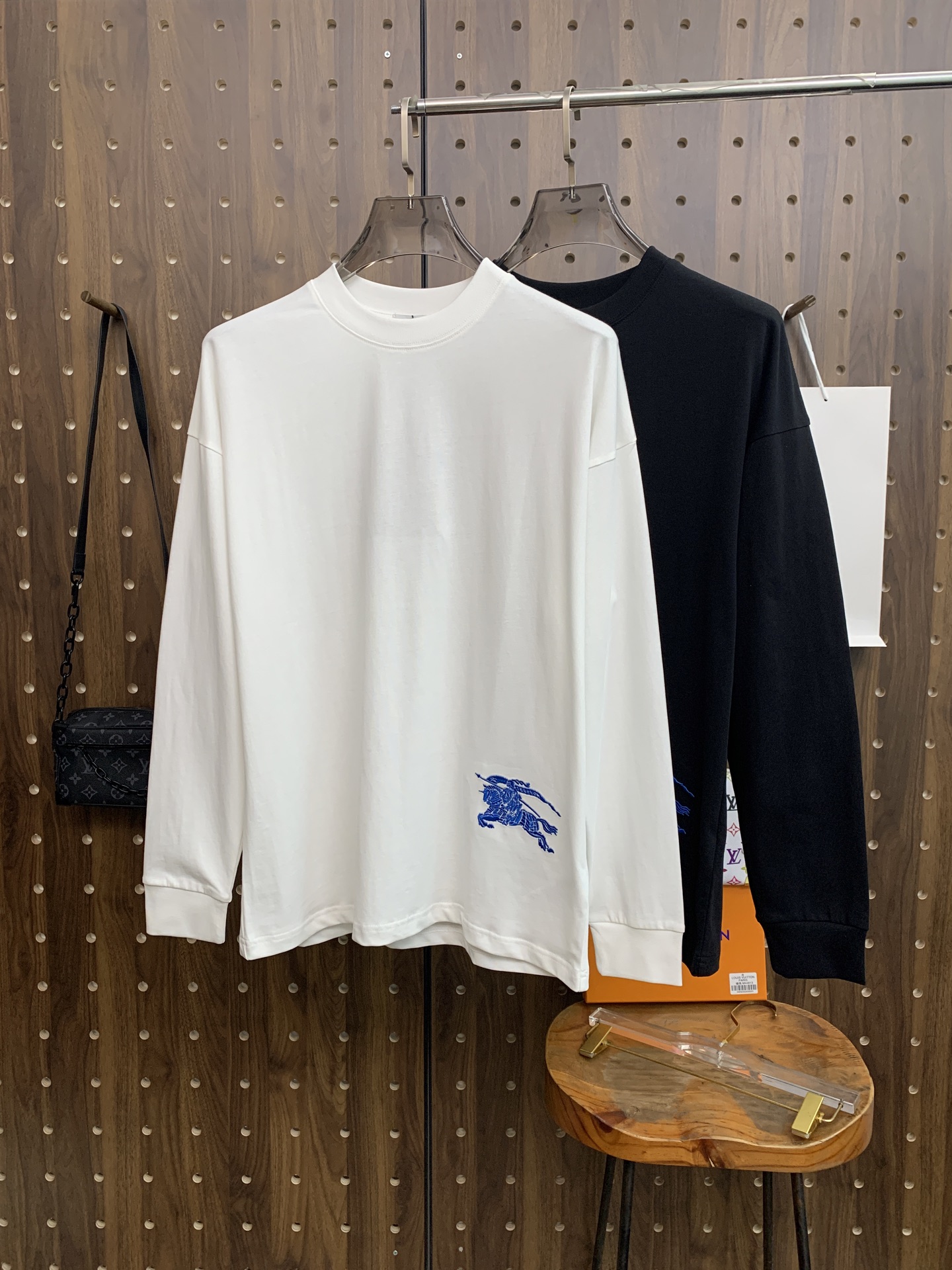 NO:571959,Burberry 25ss autumn [new product] new trade order round neck long-sleeved bottoming shirt long-sleeved T-shirt internet celebrity style!  The upper body is comfortable and breathable, not stiff, and the whole body has a rich three-dimensional sense. It is a high-quality export order that meets the simple needs of commuters. The upper body effect is very good, slimming, and not picky about the figure. The fabric workmanship... is impeccable. Only good craftsmanship and good fabrics can make you wear a good taste. A must-have item. Size M-3XL, burberry, tees, t-shirt, alexander wang19860909巴宝莉25ss秋季【新品】新款贸易订单圆领长袖打底衫长袖T恤网红款！上身舒适透气,不僵硬,整体有着丰富的立体感,品质出口订单,满足通勤人们对于着装的简约需求,上身效果很好,显瘦,不挑剔身材.面料做工....无可挑剔,好工艺好面料才能穿出好品味一款,人手必备单品 码数M-3XL,,burberry,tees，t-shirt,alexander wang,Men's clothing