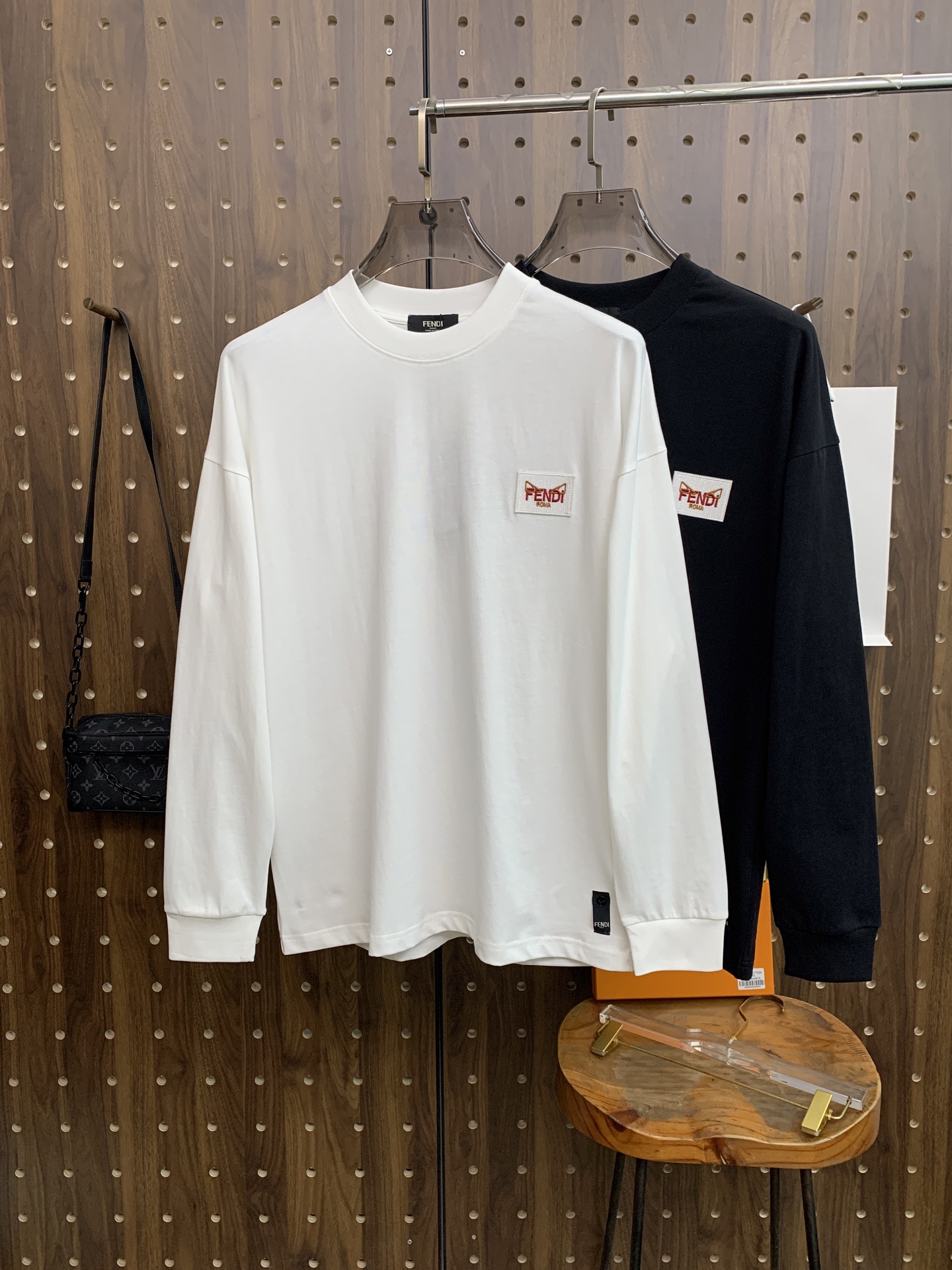 NO:571962,Fendi 25ss autumn [new product] new trade order round neck long-sleeved bottoming shirt long-sleeved T-shirt internet celebrity style!  The upper body is comfortable and breathable, not stiff, and has a rich three-dimensional feel. Quality export order meets the simple needs of commuters. The upper body effect is very good, slimming, and not picky about the figure. The fabric workmanship... is impeccable. Only good craftsmanship and good fabrics can make you wear a good taste. A must-have item. Size M-3XL, fendi, tees, t-shirt, alexander wang19860909芬迪25ss秋季【新品】新款贸易订单圆领长袖打底衫长袖T恤网红款！上身舒适透气,不僵硬,整体有着丰富的立体感,品质出口订单,满足通勤人们对于着装的简约需求,上身效果很好,显瘦,不挑剔身材.面料做工....无可挑剔,好工艺好面料才能穿出好品味一款,人手必备单品 码数M-3XL,,fendi,tees，t-shirt,alexander wang,Men's clothing