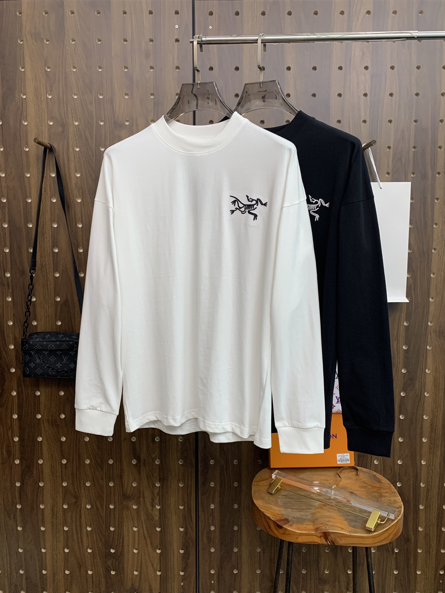 NO:571965,Arc'teryx 25ss autumn [new product] new trade order round neck long-sleeved bottoming shirt long-sleeved T-shirt internet celebrity style!  The upper body is comfortable and breathable, not stiff, and has a rich three-dimensional sense. Quality export order meets the simple needs of commuters. The upper body effect is very good, slimming, and not picky about the figure. The fabric workmanship... is impeccable. Good craftsmanship and good fabrics can make you wear a good taste. A must-have item. Size M-3XL, arc'teryx, tees, t-shirt, alexander wang19860909始祖鸟25ss秋季【新品】新款贸易订单圆领长袖打底衫长袖T恤网红款！上身舒适透气,不僵硬,整体有着丰富的立体感,品质出口订单,满足通勤人们对于着装的简约需求,上身效果很好,显瘦,不挑剔身材.面料做工....无可挑剔,好工艺好面料才能穿出好品味一款,人手必备单品 码数M-3XL,arc'teryx,tees，t-shirt,alexander wang,Men's clothing