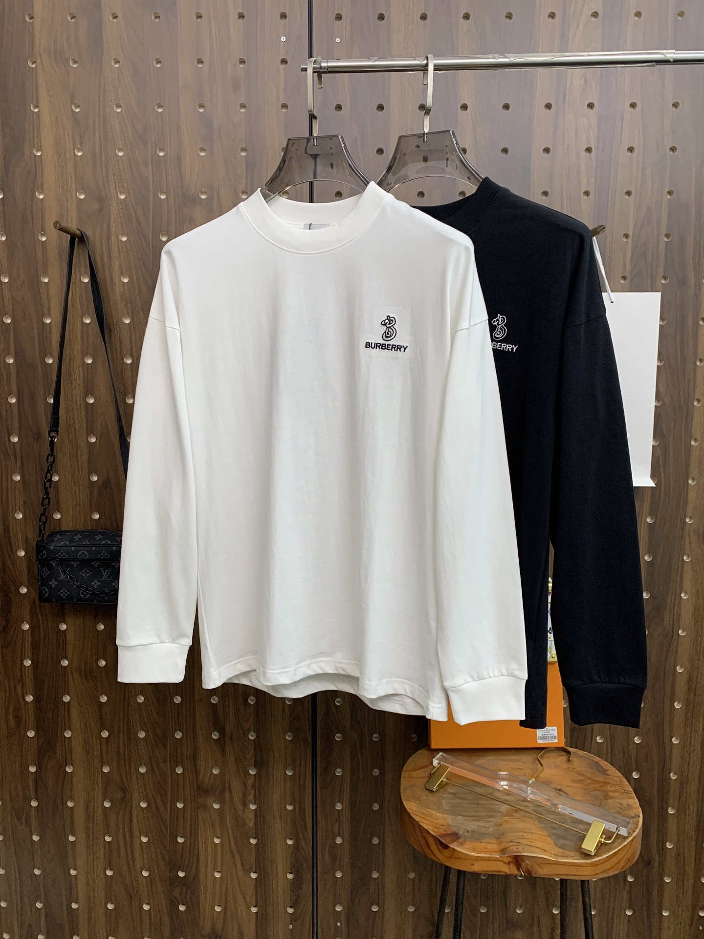 NO:571968,Burberry 25ss autumn [new product] new trade order round neck long-sleeved bottoming shirt long-sleeved T-shirt internet celebrity style!  The upper body is comfortable and breathable, not stiff, and the whole body has a rich three-dimensional sense. It is a high-quality export order that meets the simple needs of commuters. The upper body effect is very good, slimming, and not picky about the figure. The fabric workmanship... is impeccable. Only good craftsmanship and good fabrics can make you wear a good taste. A must-have item. Size M-3XL, burberry, tees, t-shirt, alexander wang19860909巴宝莉25ss秋季【新品】新款贸易订单圆领长袖打底衫长袖T恤网红款！上身舒适透气,不僵硬,整体有着丰富的立体感,品质出口订单,满足通勤人们对于着装的简约需求,上身效果很好,显瘦,不挑剔身材.面料做工....无可挑剔,好工艺好面料才能穿出好品味一款,人手必备单品 码数M-3XL,,burberry,tees，t-shirt,alexander wang,Men's clothing