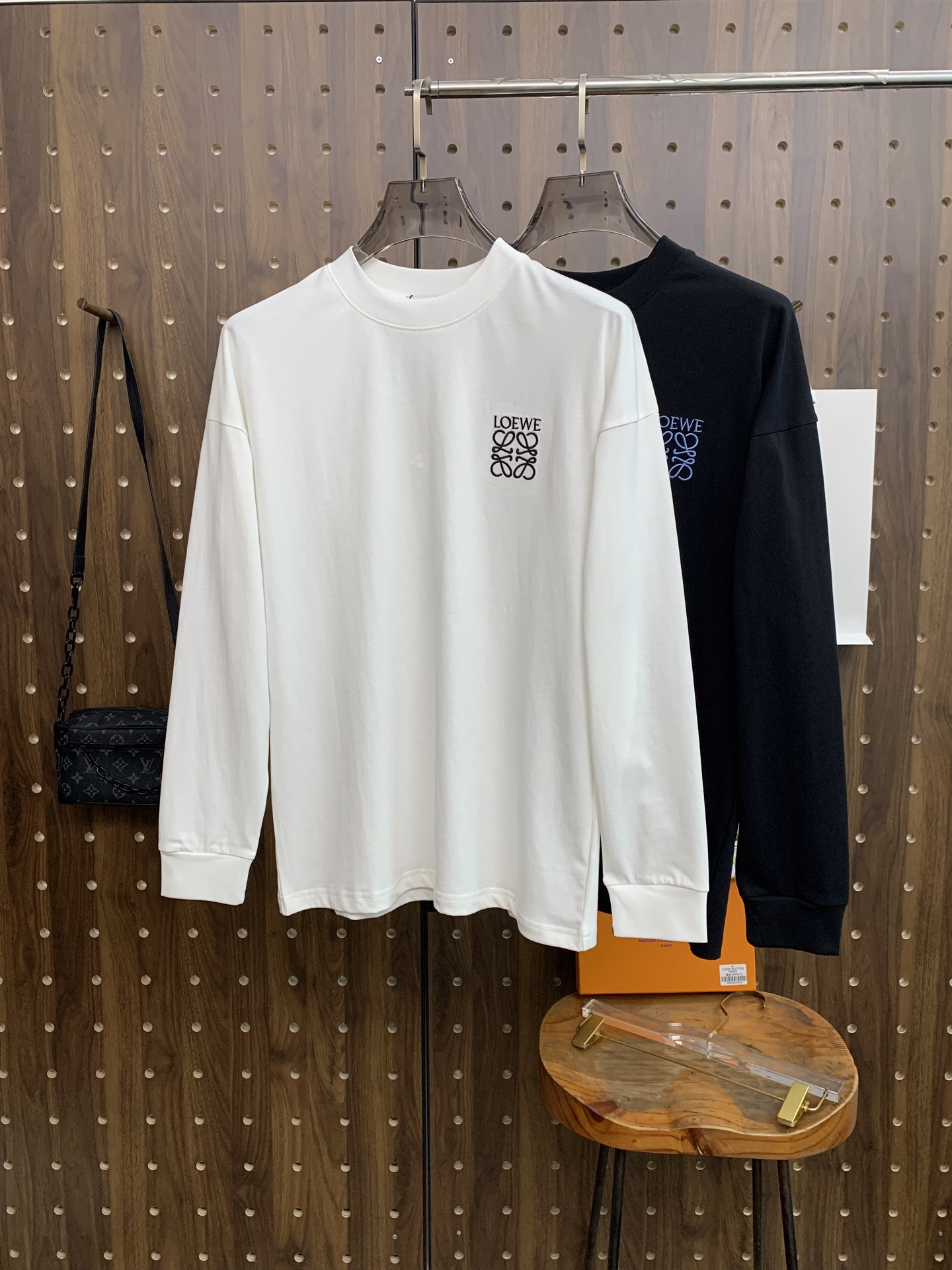 NO:571945,Luo Yiwei 25ss autumn [new product] new trade order round neck long-sleeved bottoming shirt long-sleeved T-shirt Internet celebrity style!  The upper body is comfortable and breathable, not stiff, and the whole body has a rich three-dimensional sense. It is a high-quality export order that meets the simple needs of commuters. The upper body effect is very good, slimming, and not picky about the figure. The fabric workmanship... is impeccable. Only good craftsmanship and good fabrics can make you wear a good taste. A must-have item. Size M-3XL, loewe, tees, t-shirt, alexander wang19860909罗意威25ss秋季【新品】新款贸易订单圆领长袖打底衫长袖T恤网红款！上身舒适透气,不僵硬,整体有着丰富的立体感,品质出口订单,满足通勤人们对于着装的简约需求,上身效果很好,显瘦,不挑剔身材.面料做工....无可挑剔,好工艺好面料才能穿出好品味一款,人手必备单品 码数M-3XL,,loewe,tees，t-shirt,alexander wang,Men's clothing