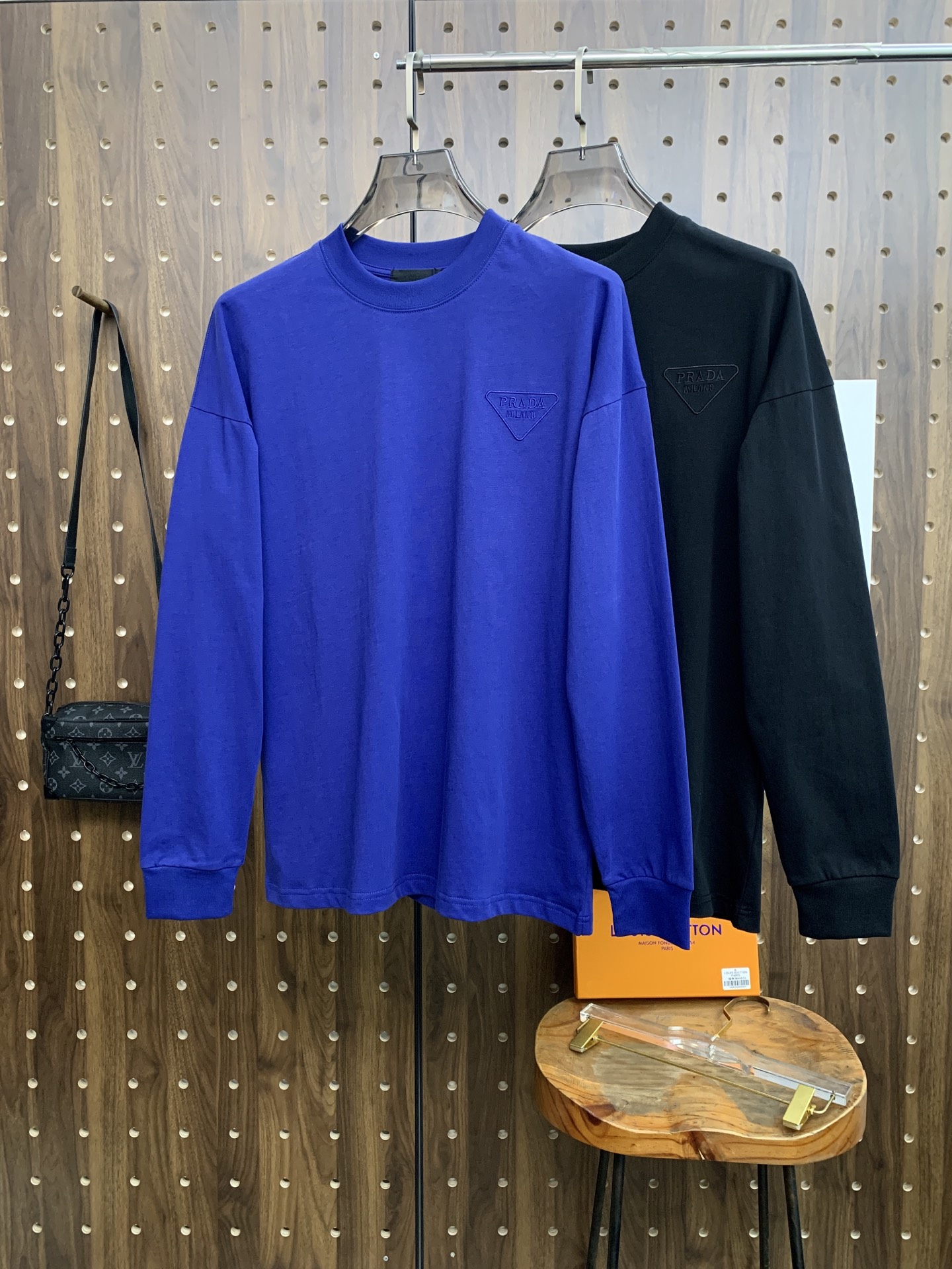 NO:571948,Prada 25ss autumn [new product] new trade order round neck long-sleeved bottoming shirt long-sleeved T-shirt internet celebrity style!  The upper body is comfortable and breathable, not stiff, and the whole body has a rich three-dimensional sense. It is a quality export order that meets the simple needs of commuters. The upper body effect is very good, slimming, and not picky about the figure. The fabric workmanship... is impeccable. Only good craftsmanship and good fabrics can make you wear a good taste. A must-have item. Size M-3XL, prada, tees, t-shirt, alexander wang19860909普拉达25ss秋季【新品】新款贸易订单圆领长袖打底衫长袖T恤网红款！上身舒适透气,不僵硬,整体有着丰富的立体感,品质出口订单,满足通勤人们对于着装的简约需求,上身效果很好,显瘦,不挑剔身材.面料做工....无可挑剔,好工艺好面料才能穿出好品味一款,人手必备单品 码数M-3XL,,prada,tees，t-shirt,alexander wang,Men's clothing