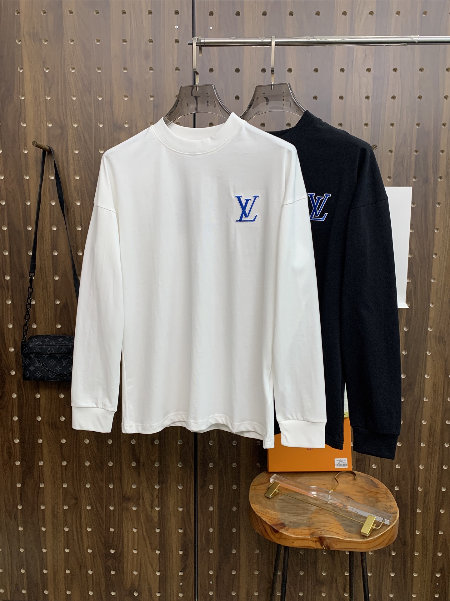 NO:571951,LV 25ss autumn [new product] new trade order round neck long-sleeved bottoming shirt long-sleeved T-shirt internet celebrity style!  The upper body is comfortable and breathable, not stiff, and the whole body has a rich three-dimensional sense. It is a quality export order that meets the simple needs of commuters. The upper body effect is very good, slimming, and not picky about the figure. The fabric workmanship... is impeccable. Good craftsmanship and good fabrics can make you wear a good taste. It is a must-have item. Size M-3XL, Louis Vuitton, Tees, T-shirt, Alexander Wang19860909LV 25ss秋季【新品】新款贸易订单圆领长袖打底衫长袖T恤网红款！上身舒适透气,不僵硬,整体有着丰富的立体感,品质出口订单,满足通勤人们对于着装的简约需求,上身效果很好,显瘦,不挑剔身材.面料做工....无可挑剔,好工艺好面料才能穿出好品味一款,人手必备单品 码数M-3XL,,louis vuitton,tees，t-shirt,alexander wang,Men's clothing