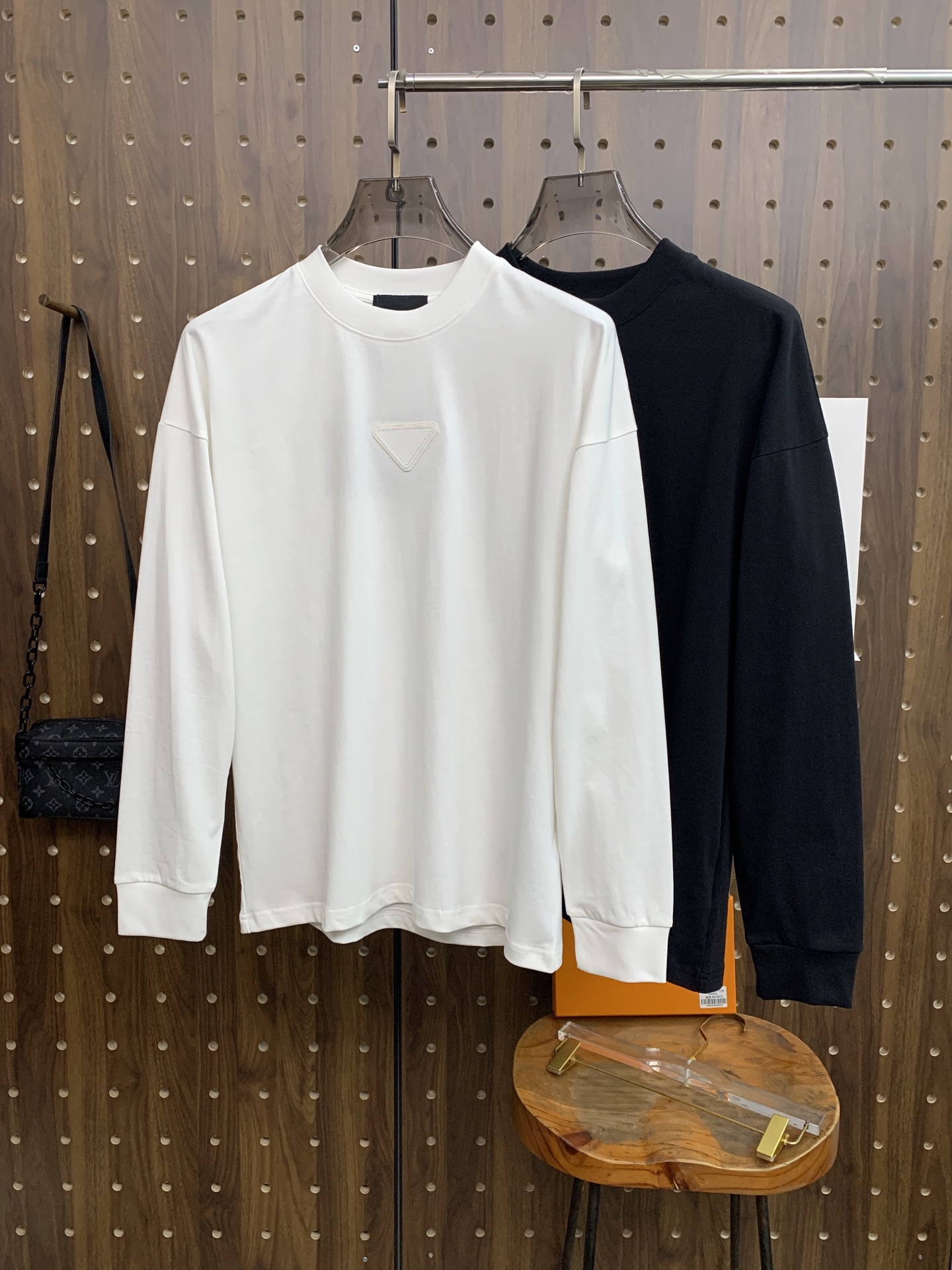 NO:571953,Prada 25ss autumn [new product] new trade order round neck long-sleeved bottoming shirt long-sleeved T-shirt internet celebrity style!  The upper body is comfortable and breathable, not stiff, and the whole body has a rich three-dimensional sense. It is a quality export order that meets the simple needs of commuters. The upper body effect is very good, slimming, and not picky about the figure. The fabric workmanship... is impeccable. Only good craftsmanship and good fabrics can make you wear a good taste. A must-have item. Size M-3XL, prada, tees, t-shirt, alexander wang19860909普拉达25ss秋季【新品】新款贸易订单圆领长袖打底衫长袖T恤网红款！上身舒适透气,不僵硬,整体有着丰富的立体感,品质出口订单,满足通勤人们对于着装的简约需求,上身效果很好,显瘦,不挑剔身材.面料做工....无可挑剔,好工艺好面料才能穿出好品味一款,人手必备单品 码数M-3XL,,prada,tees，t-shirt,alexander wang,Men's clothing