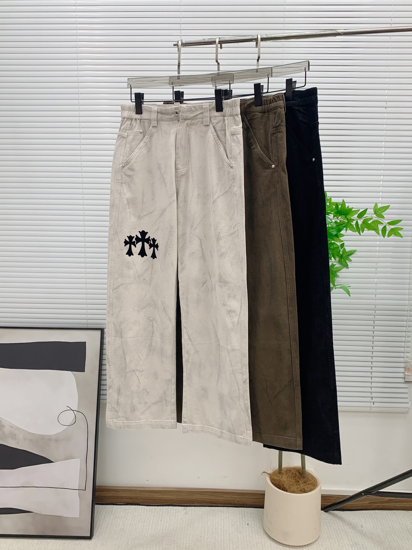 NO:572530,Kroxin [New Product] The Golden Classic of Early Autumn 25ss Casual Pants appears again, original order high-quality fashionable casual pants. Super versatile style. Exclusively customized fabric, very wide and stylish, close-fitting and comfortable. Original custom counter latest hardware accessories. Super beautiful shape, upper body showing long legs, lining and routing are impeccable, you can attend any occasion, once again emphasize that the fabric is very, very classy! Size M-3XL,,chrome hearts,alexander wang19860909克罗心【新品】早秋25ss休闲裤金典再次出现,原单订制高品质时尚休闲裤.超级百搭款.独家定制面料,挺阔有型,贴身舒适.原版定制专柜最新五金辅料.超靓版型、上身显腿修长,內里,走线都无可挑剔,任何场合都可出席,再次强调面料非常非常显档次！码数 M-3XL,,chrome hearts,alexander wang,Men's clothing