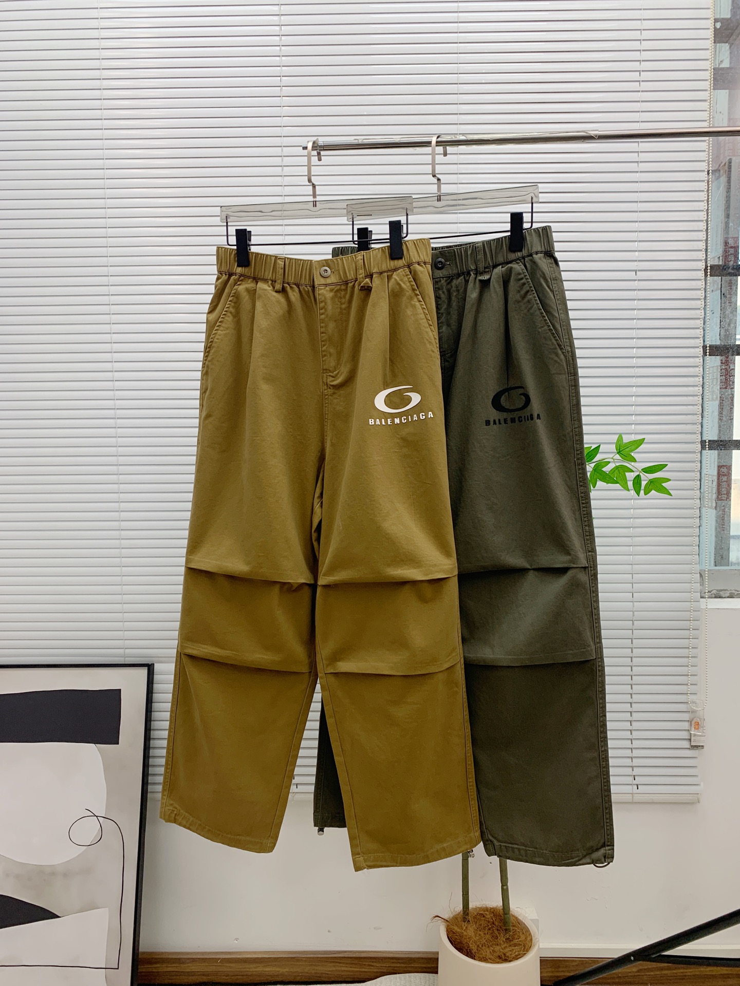 NO:572527,Balenciaga [New Product] Early Autumn 25ss Casual Pants golden classic appears again, original order high-quality fashionable casual pants. Super versatile style. Exclusive custom-made fabric, very wide and stylish, close-fitting and comfortable. Original custom-made counter latest hardware accessories. Super beautiful version, the upper body shows slender legs, the lining and routing are impeccable, you can attend any occasion, and once again emphasize that the fabric is very, very classy! Code number 28-38,,balenciaga,alexander wang19860909巴黎世家【新品】早秋25ss休闲裤金典再次出现,原单订制高品质时尚休闲裤.超级百搭款.独家定制面料,挺阔有型,贴身舒适.原版定制专柜最新五金辅料.超靓版型、上身显腿修长,內里,走线都无可挑剔,任何场合都可出席,再次强调面料非常非常显档次！码数 28-38,,balenciaga,alexander wang,Men's clothing