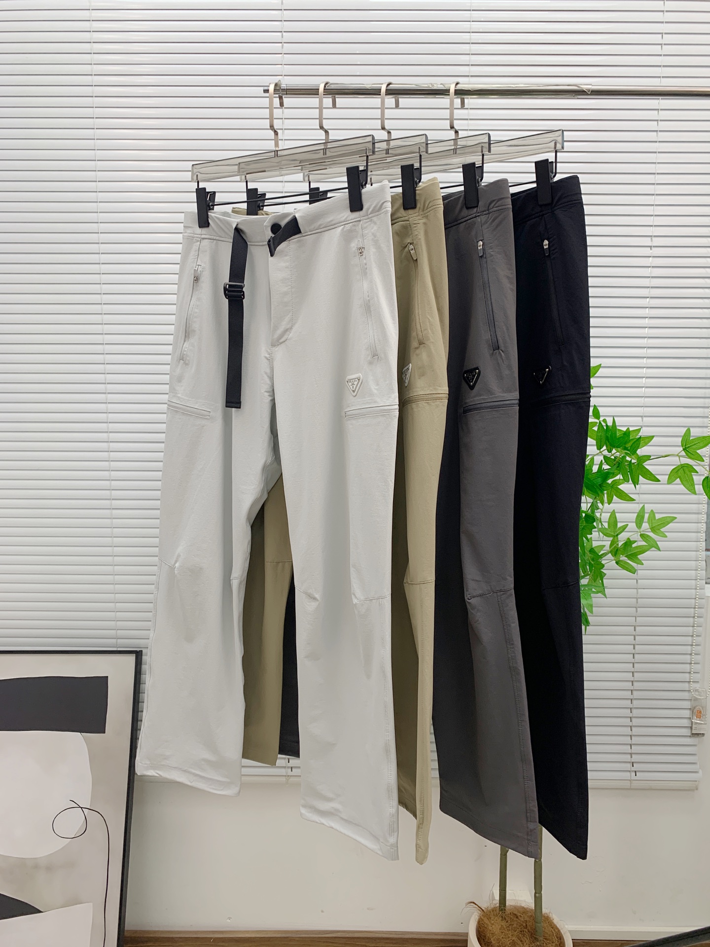 NO:572524,Prada [New Product] Early Autumn 25ss casual pants golden classic appears again, original order high-quality fashionable casual pants. Super versatile style. Exclusive customized fabric, very wide and stylish, close-fitting and comfortable. Original custom counter latest hardware accessories. Super beautiful version, upper body shows slender legs, lining and routing are impeccable, can be attended on any occasion, once again emphasize that the fabric is very, very high-end! Size M-4XL,,prada,alexander wang19860909普拉达【新品】早秋25ss休闲裤金典再次出现,原单订制高品质时尚休闲裤.超级百搭款.独家定制面料,挺阔有型,贴身舒适.原版定制专柜最新五金辅料.超靓版型、上身显腿修长,內里,走线都无可挑剔,任何场合都可出席,再次强调面料非常非常显档次！码数 M-4XL,,prada,alexander wang,Men's clothing