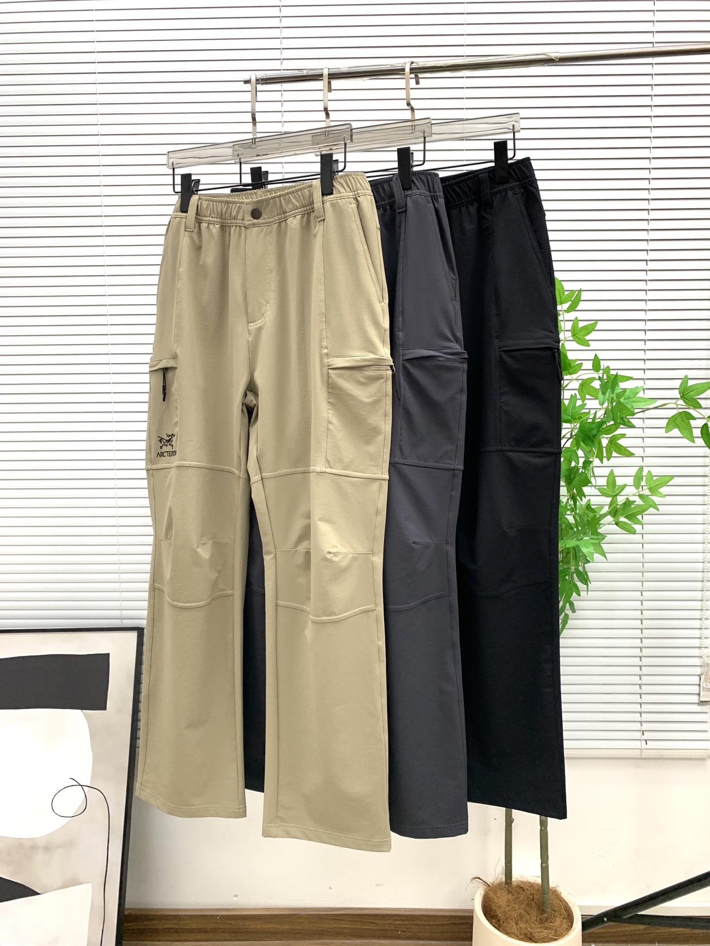 NO:572533,Arc'teryx [New Product] Early Autumn 25ss Casual Pants golden classic appears again, original order high-quality fashionable casual pants. Super versatile style. Exclusive customized fabric, very wide and stylish, close-fitting and comfortable. Original custom counter latest hardware accessories. Super beautiful version, the upper body shows slender legs, the lining and routing are impeccable, you can attend any occasion, once again emphasize that the fabric is very, very classy! Size M-4XL,arc'teryx,alexander wang19860909始祖鸟【新品】早秋25ss休闲裤金典再次出现,原单订制高品质时尚休闲裤.超级百搭款.独家定制面料,挺阔有型,贴身舒适.原版定制专柜最新五金辅料.超靓版型、上身显腿修长,內里,走线都无可挑剔,任何场合都可出席,再次强调面料非常非常显档次！码数 M-4XL,arc'teryx,alexander wang,Men's clothing