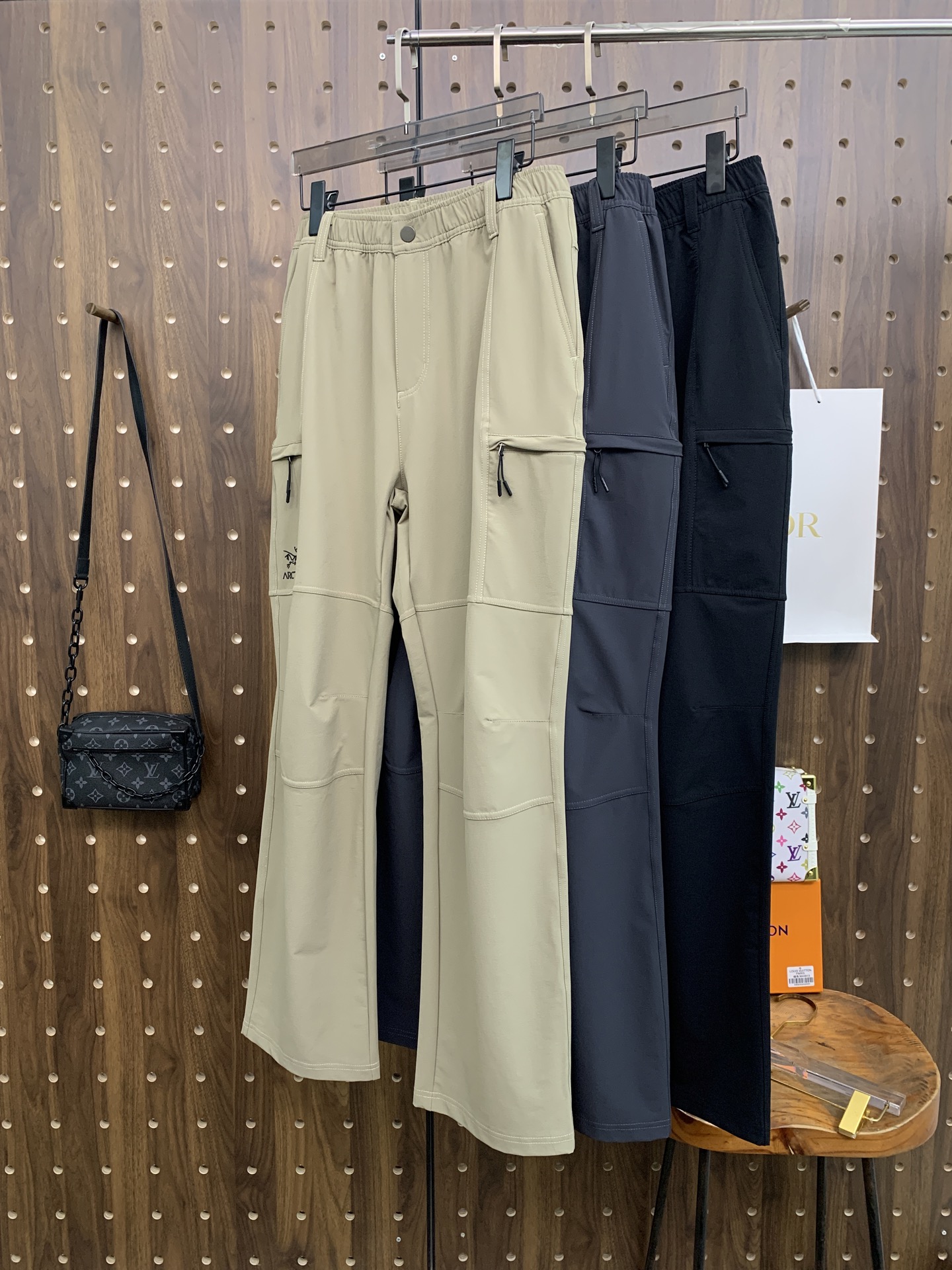 NO:573858,Arc'teryx [New Product] Early Autumn 25ss Casual Pants golden classic appears again, original order high-quality fashionable casual pants. Super versatile style. Exclusive customized fabric, very wide and stylish, close-fitting and comfortable. Original custom counter latest hardware accessories. Super beautiful version, the upper body shows slender legs, the lining and routing are impeccable, you can attend any occasion, once again emphasize that the fabric is very, very classy! Size M-4XL,arc'teryx,alexander wang19860909始祖鸟【新品】早秋25ss休闲裤金典再次出现,原单订制高品质时尚休闲裤.超级百搭款.独家定制面料,挺阔有型,贴身舒适.原版定制专柜最新五金辅料.超靓版型、上身显腿修长,內里,走线都无可挑剔,任何场合都可出席,再次强调面料非常非常显档次！码数 M-4XL,arc'teryx,alexander wang,Men's clothing