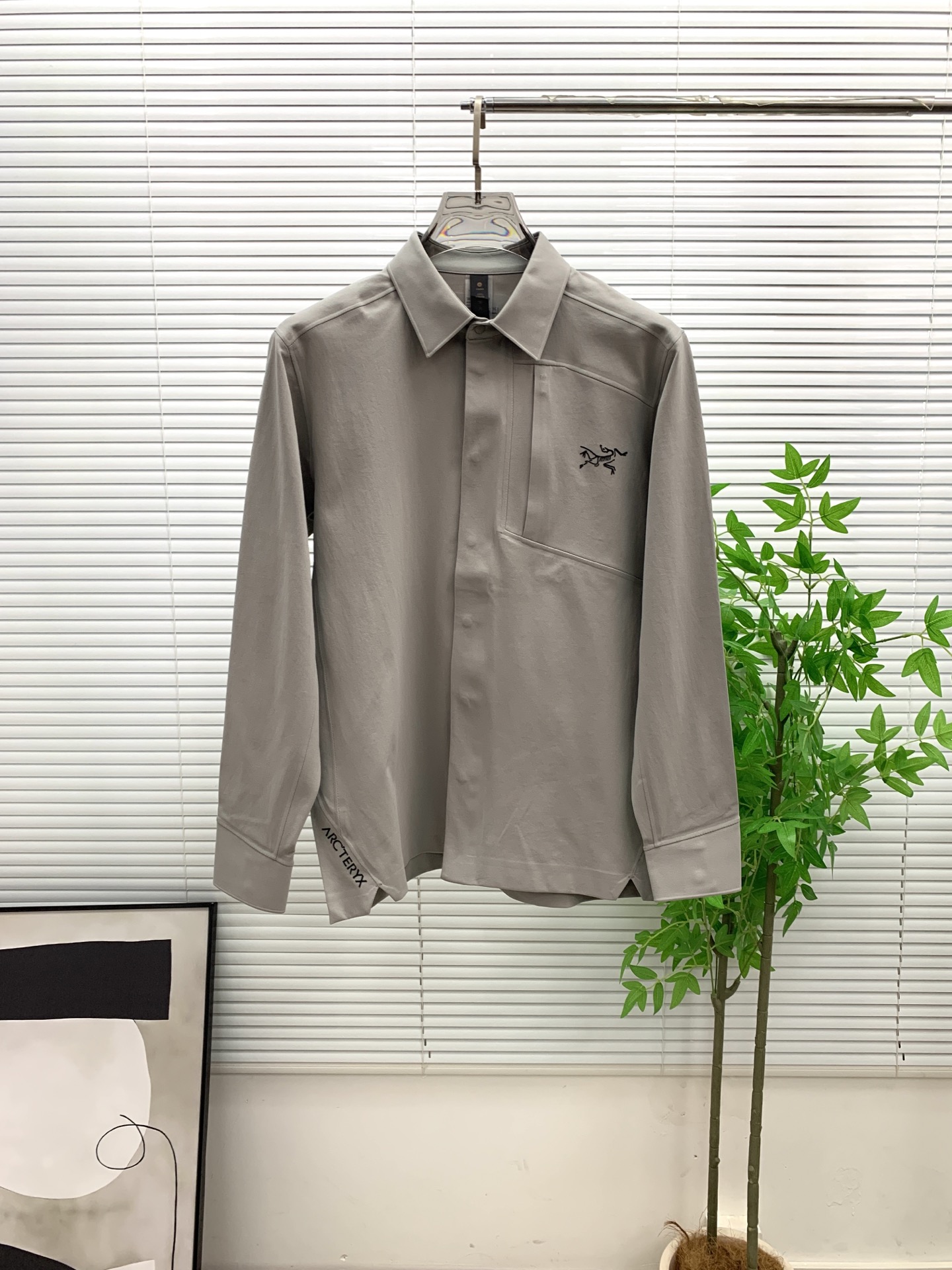 NO:572985,Arc'teryx 25ss early autumn [new product] popular jackets and jackets. New casual and fashionable jackets at the autumn and winter counters!  Ultra-avant-garde design style, delicate and comfortable, very light to wear and not easy to wrinkle. Multiple craftsmanship. The overall design is quite visual. The upper body is casual and stylish, with a certain degree of stiffness. It is definitely at the forefront of fashion. It is recommended for urban leisure. Size M-3XL, arc'teryx, jackets & coats, jackets & coats, alexander wang19860909始祖鸟25ss早秋【新品】夹克外套爆款 秋冬专柜新款休闲时尚夹克外套！超前卫设计风格 细腻舒适 穿着非常轻便不易起皱.多重重工艺 整体的设计颇具视觉感,上身休闲有型,有一定的挺括度,绝对走在时尚最尖端的气质感推荐,都市休闲必备.码数M-3XL,arc'teryx,jackets & coats,jackets & coats,alexander wang,Men's clothing