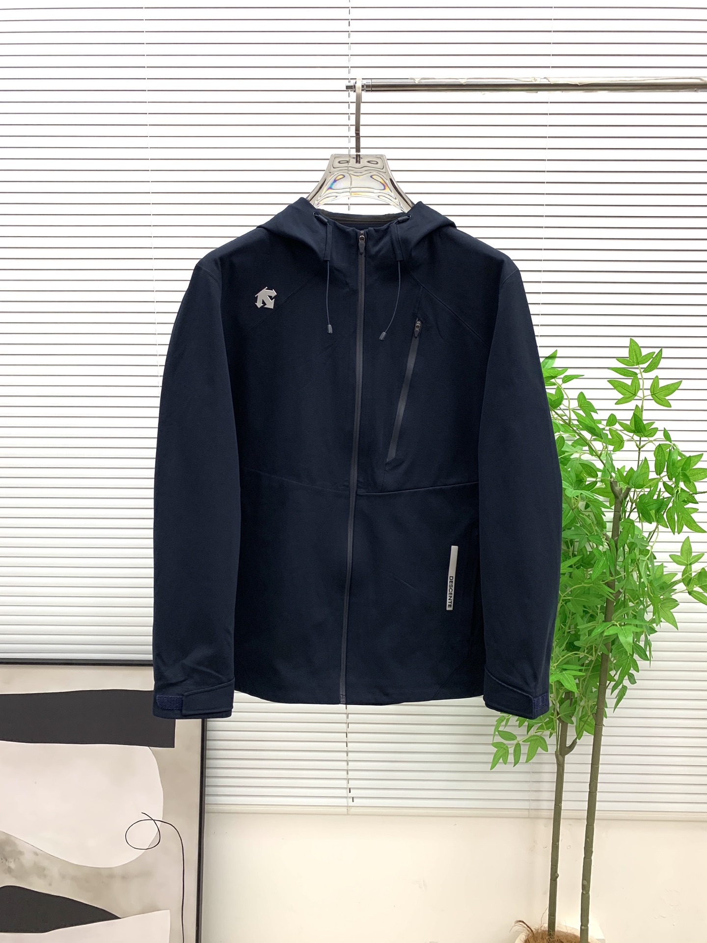 NO:572989,Descente 25ss early autumn [new product] windbreaker jacket hot style new casual fashion jacket autumn and winter counter!  Ultra-avant-garde design style, delicate and comfortable, very light to wear and not easy to wrinkle. Multiple craftsmanship. The overall design is quite visual. The upper body is casual and stylish, with a certain degree of stiffness. It is definitely at the forefront of fashion. It is recommended for urban leisure. Size M-3xL,,jackets & coats,jackets & coats,alexander wang19860909迪桑特25ss早秋【新品】风衣夹克外套爆款 秋冬专柜新款休闲时尚夹克外套！超前卫设计风格 细腻舒适 穿着非常轻便不易起皱.多重重工艺 整体的设计颇具视觉感,上身休闲有型,有一定的挺括度,绝对走在时尚最尖端的气质感推荐,都市休闲必备.码数M-3xL,,jackets & coats,jackets & coats,alexander wang,Men's clothing