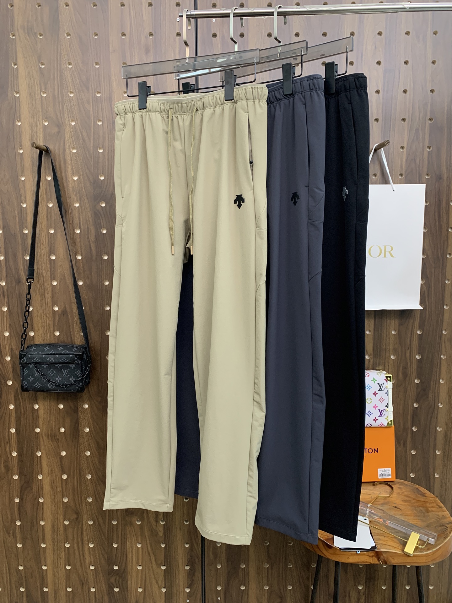NO:573855,Descente [New Product] Early Autumn 25ss Casual Pants golden classic appears again, original order high-quality fashionable casual pants. Super versatile style. Exclusive customized fabric, very wide and stylish, close-fitting and comfortable. Original custom counter latest hardware accessories. Super beautiful version, the upper body shows slender legs, the lining and routing are impeccable, you can attend any occasion, and once again emphasize that the fabric is very, very classy! Size L-4XL,,alexander wang19860909迪桑特【新品】早秋25ss休闲裤金典再次出现,原单订制高品质时尚休闲裤.超级百搭款.独家定制面料,挺阔有型,贴身舒适.原版定制专柜最新五金辅料.超靓版型、上身显腿修长,內里,走线都无可挑剔,任何场合都可出席,再次强调面料非常非常显档次！码数 L-4XL,,alexander wang,Men's clothing