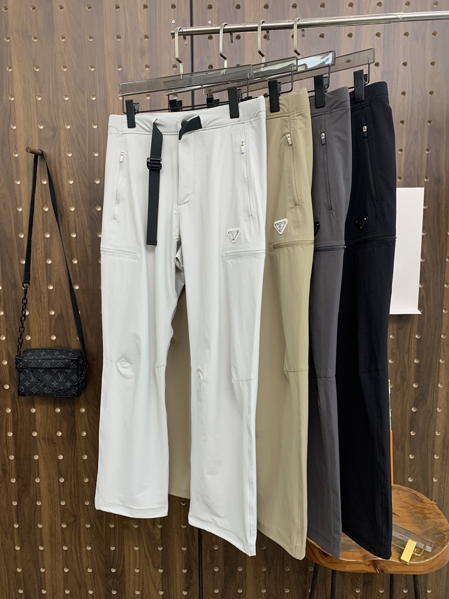 NO:573852,Prada [New Product] Early Autumn 25ss casual pants golden classic appears again, original order high-quality fashionable casual pants. Super versatile style. Exclusive customized fabric, very wide and stylish, close-fitting and comfortable. Original custom counter latest hardware accessories. Super beautiful version, upper body shows slender legs, lining and routing are impeccable, can be attended on any occasion, once again emphasize that the fabric is very, very high-end! Size M-4XL,,prada,alexander wang19860909普拉达【新品】早秋25ss休闲裤金典再次出现,原单订制高品质时尚休闲裤.超级百搭款.独家定制面料,挺阔有型,贴身舒适.原版定制专柜最新五金辅料.超靓版型、上身显腿修长,內里,走线都无可挑剔,任何场合都可出席,再次强调面料非常非常显档次！码数 M-4XL,,prada,alexander wang,Men's clothing