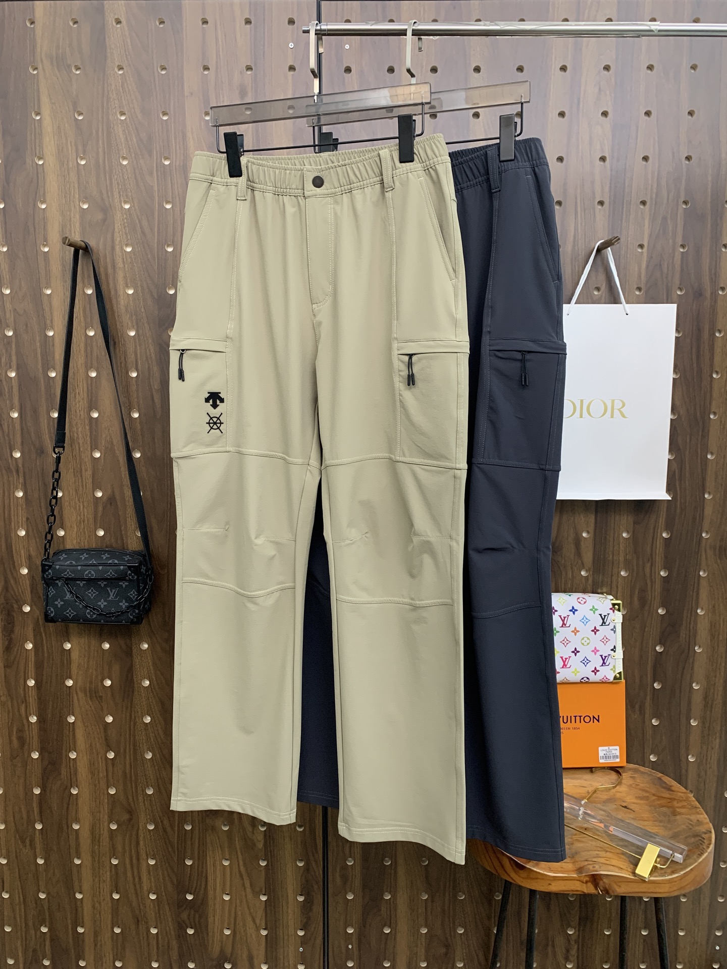NO:573849,Descente [New Product] Early Autumn 25ss Casual Pants golden classic appears again, original order high-quality fashionable casual pants. Super versatile style. Exclusive customized fabric, very wide and stylish, close-fitting and comfortable. Original custom counter latest hardware accessories. Super beautiful version, the upper body shows slender legs, the lining and routing are impeccable, you can attend any occasion, and once again emphasize that the fabric is very, very classy! Size M-4XL,,alexander wang19860909迪桑特【新品】早秋25ss休闲裤金典再次出现,原单订制高品质时尚休闲裤.超级百搭款.独家定制面料,挺阔有型,贴身舒适.原版定制专柜最新五金辅料.超靓版型、上身显腿修长,內里,走线都无可挑剔,任何场合都可出席,再次强调面料非常非常显档次！码数 M-4XL,,alexander wang,Men's clothing
