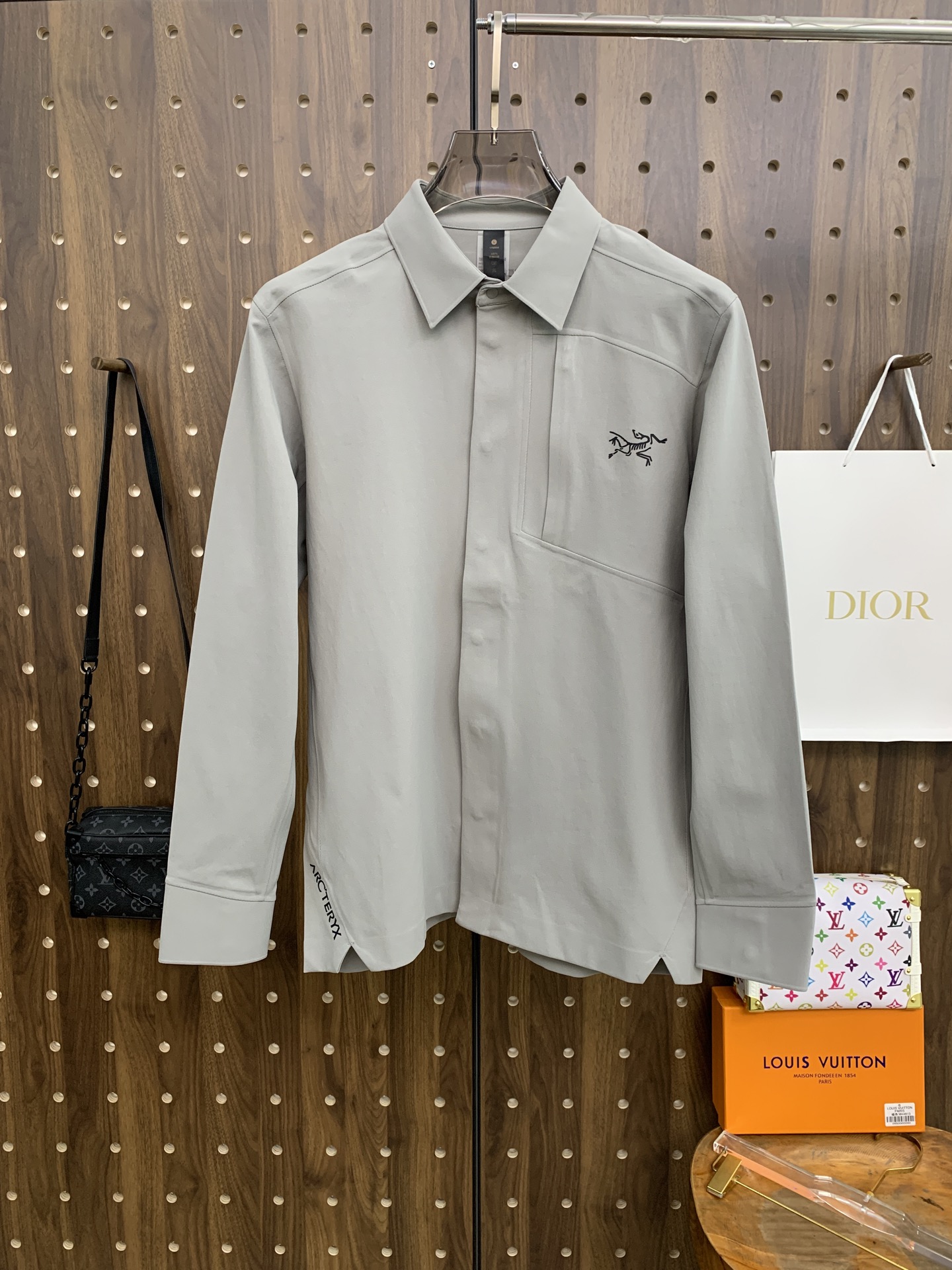 NO:598556,Arc'teryx 25ss early autumn [new product] popular jackets and jackets. New casual and fashionable jackets at the autumn and winter counters!  Ultra-avant-garde design style, delicate and comfortable, very light to wear and not easy to wrinkle. Multiple craftsmanship. The overall design is quite visual. The upper body is casual and stylish, with a certain degree of stiffness. It is definitely at the forefront of fashion. It is recommended for urban leisure. Size M-3XL, arc'teryx, jackets & coats, jackets & coats, alexander wang19860909始祖鸟25ss早秋【新品】夹克外套爆款 秋冬专柜新款休闲时尚夹克外套！超前卫设计风格 细腻舒适 穿着非常轻便不易起皱.多重重工艺 整体的设计颇具视觉感,上身休闲有型,有一定的挺括度,绝对走在时尚最尖端的气质感推荐,都市休闲必备.码数M-3XL,arc'teryx,jackets & coats,jackets & coats,alexander wang,Men's clothing