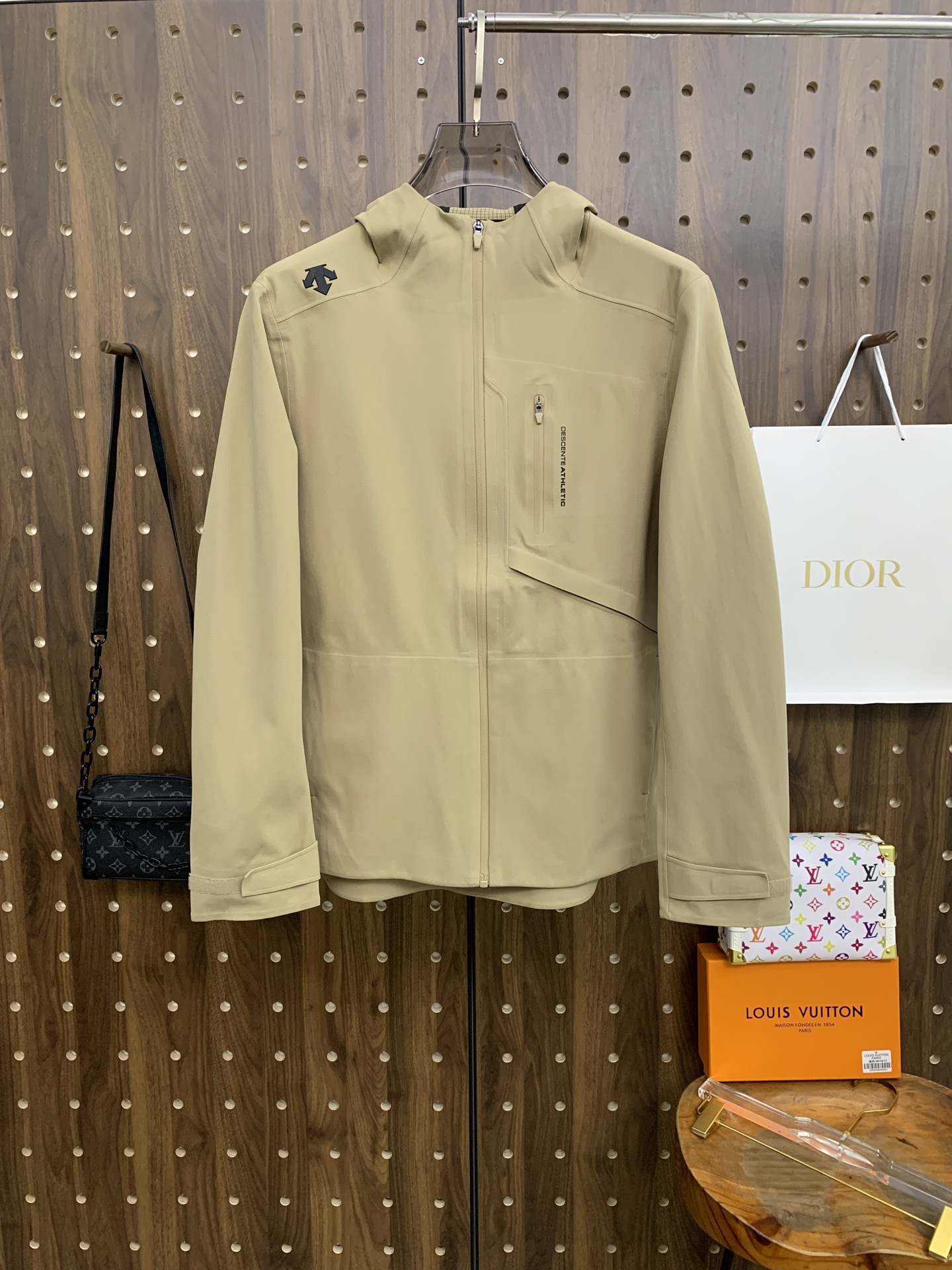 NO:598559,Descente 25ss early autumn [new product] windbreaker jacket hot style new casual fashion jacket autumn and winter counter!  Ultra-avant-garde design style, delicate and comfortable, very light to wear and not easy to wrinkle. Multiple craftsmanship. The overall design is quite visual. The upper body is casual and stylish, with a certain degree of stiffness. It is definitely at the forefront of fashion. It is recommended for urban leisure. Size M-3xL,,jackets & coats,jackets & coats,alexander wang19860909迪桑特25ss早秋【新品】风衣夹克外套爆款 秋冬专柜新款休闲时尚夹克外套！超前卫设计风格 细腻舒适 穿着非常轻便不易起皱.多重重工艺 整体的设计颇具视觉感,上身休闲有型,有一定的挺括度,绝对走在时尚最尖端的气质感推荐,都市休闲必备.码数M-3xL,,jackets & coats,jackets & coats,alexander wang,Men's clothing