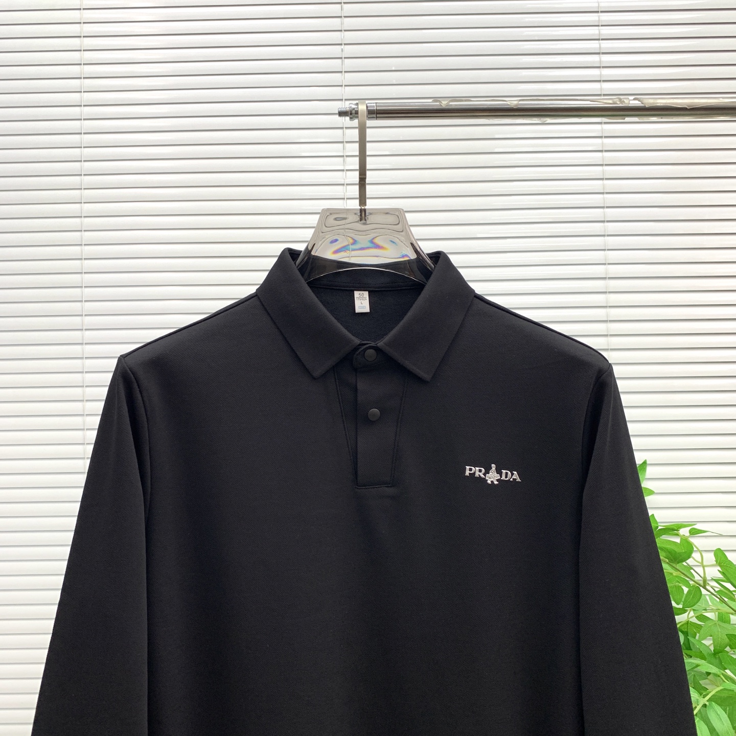 P195💰普拉达秋冬25SS【新品】新款长袖翻领T恤polo，最高版本客供定制高端朱地面料简单时尚款，拼色螺纹超级好看！经典logo简单大方的款式！满满的高级感，四季可穿。简欧风格💎官网在售码数：M-3XL！