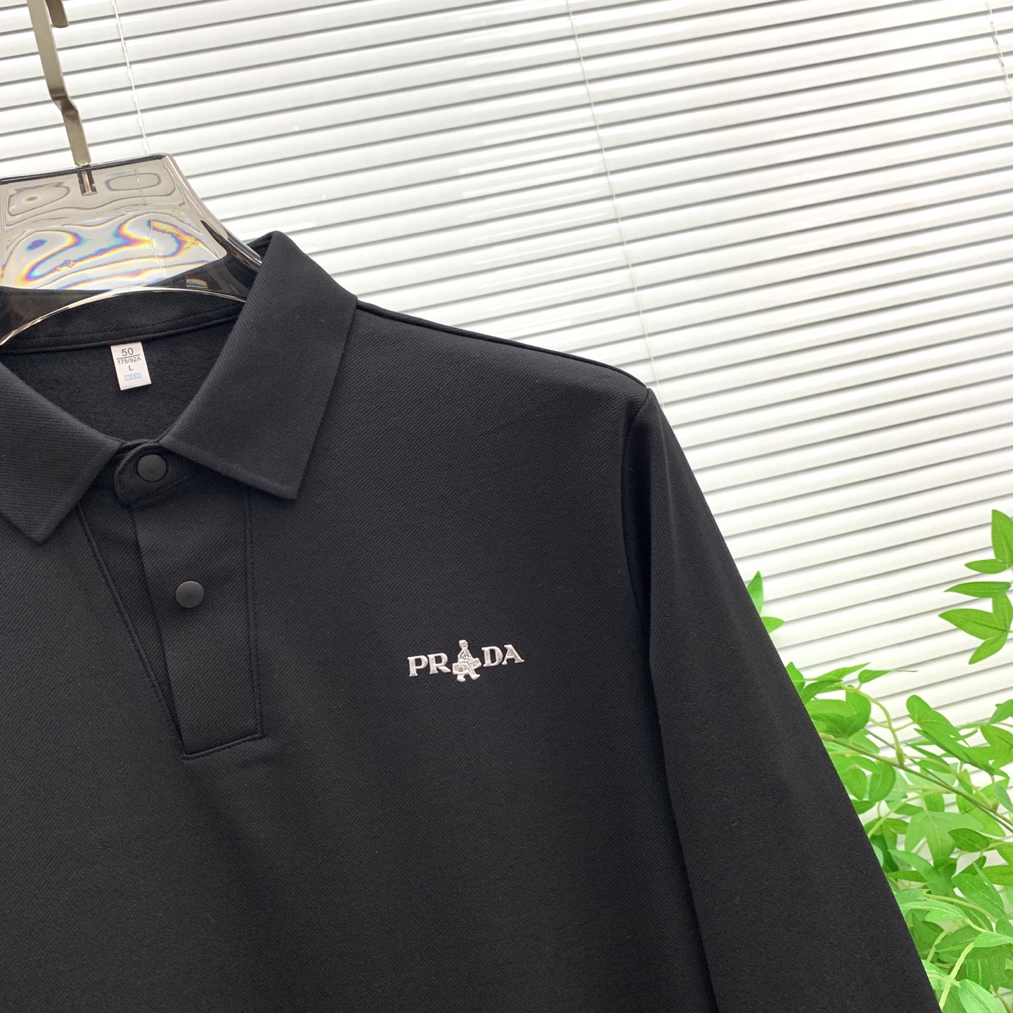 P195💰普拉达秋冬25SS【新品】新款长袖翻领T恤polo，最高版本客供定制高端朱地面料简单时尚款，拼色螺纹超级好看！经典logo简单大方的款式！满满的高级感，四季可穿。简欧风格💎官网在售码数：M-3XL！