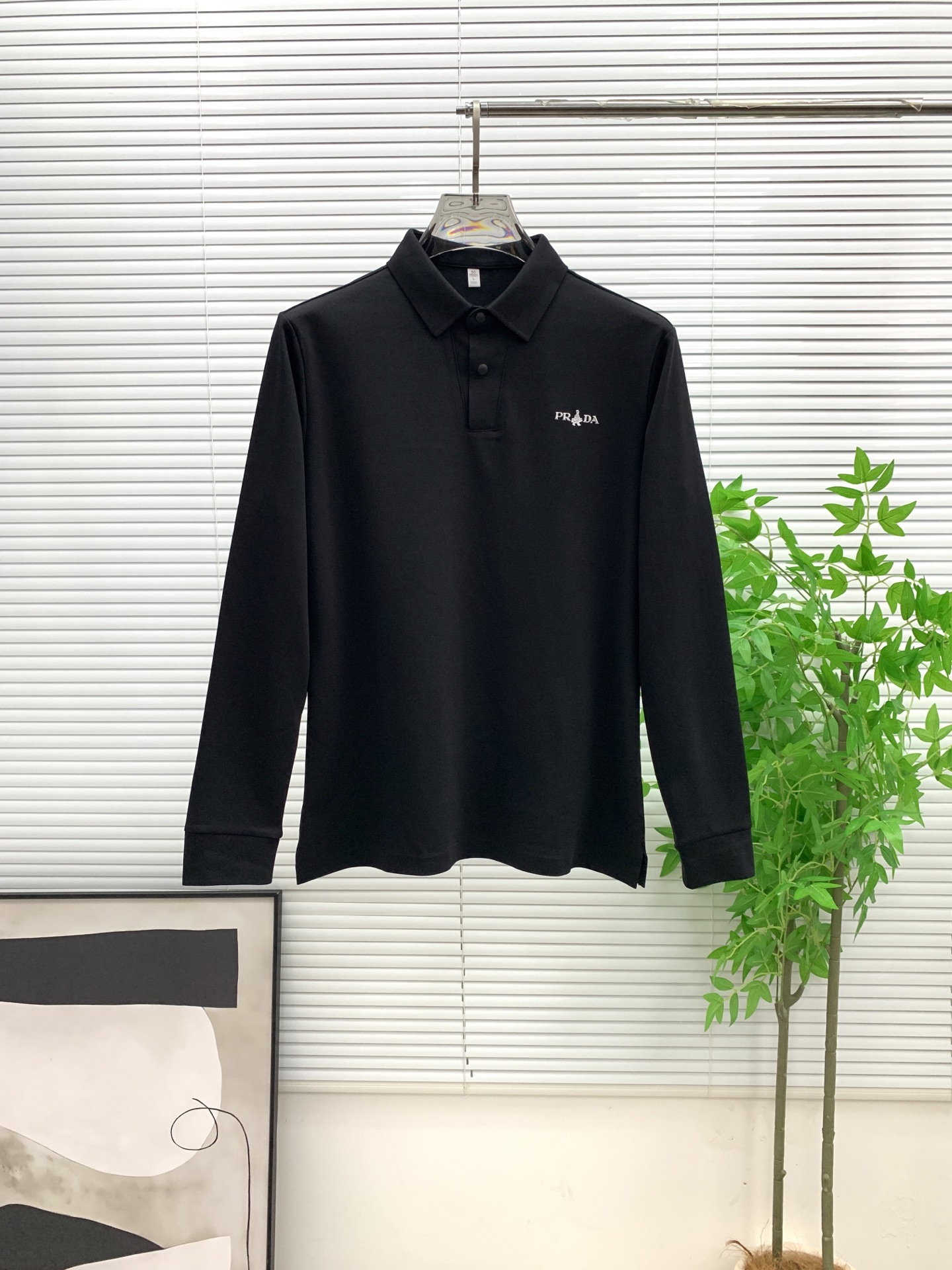P195💰普拉达秋冬25SS【新品】新款长袖翻领T恤polo，最高版本客供定制高端朱地面料简单时尚款，拼色螺纹超级好看！经典logo简单大方的款式！满满的高级感，四季可穿。简欧风格💎官网在售码数：M-3XL！
