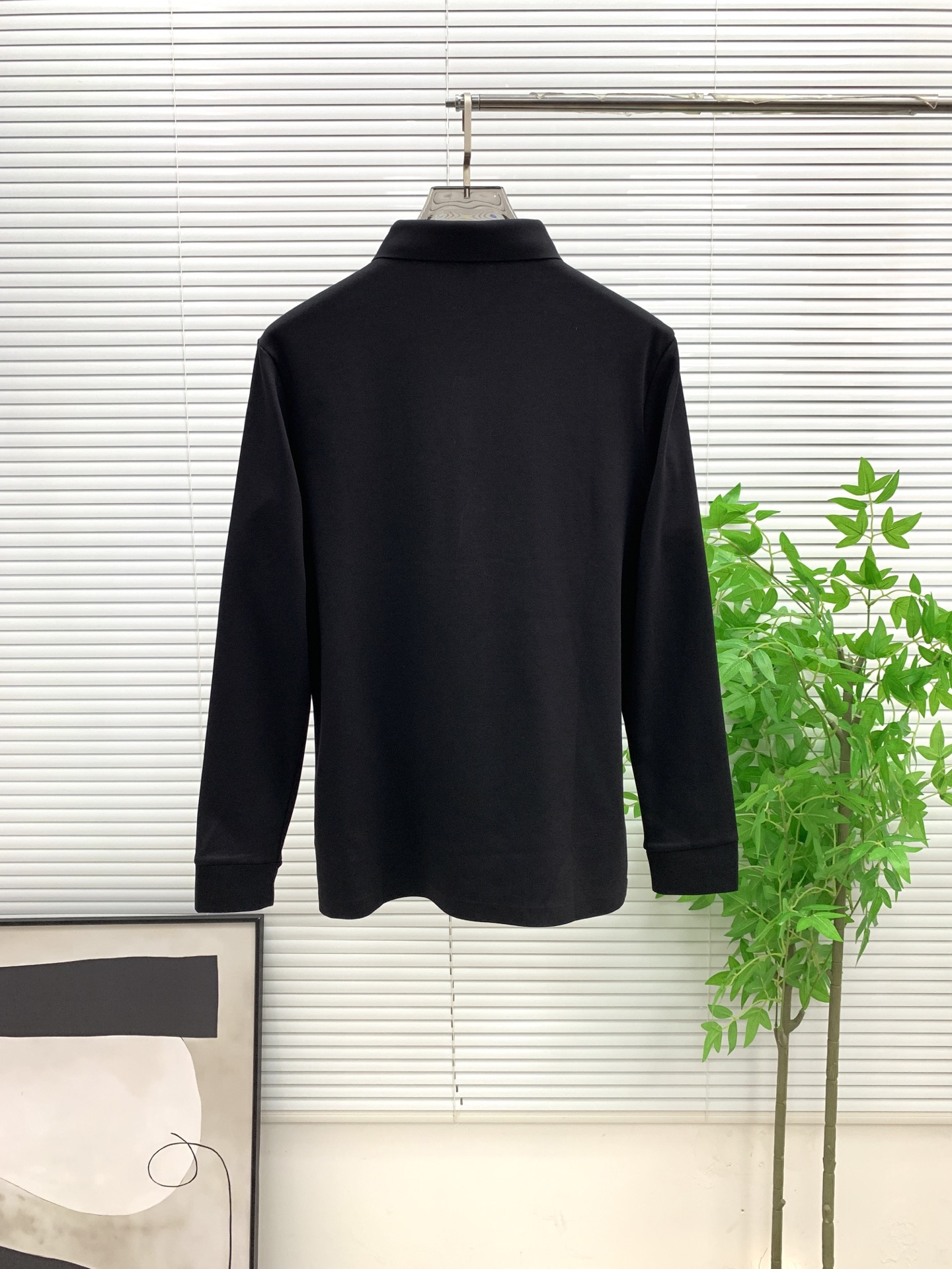 P195💰普拉达秋冬25SS【新品】新款长袖翻领T恤polo，最高版本客供定制高端朱地面料简单时尚款，拼色螺纹超级好看！经典logo简单大方的款式！满满的高级感，四季可穿。简欧风格💎官网在售码数：M-3XL！