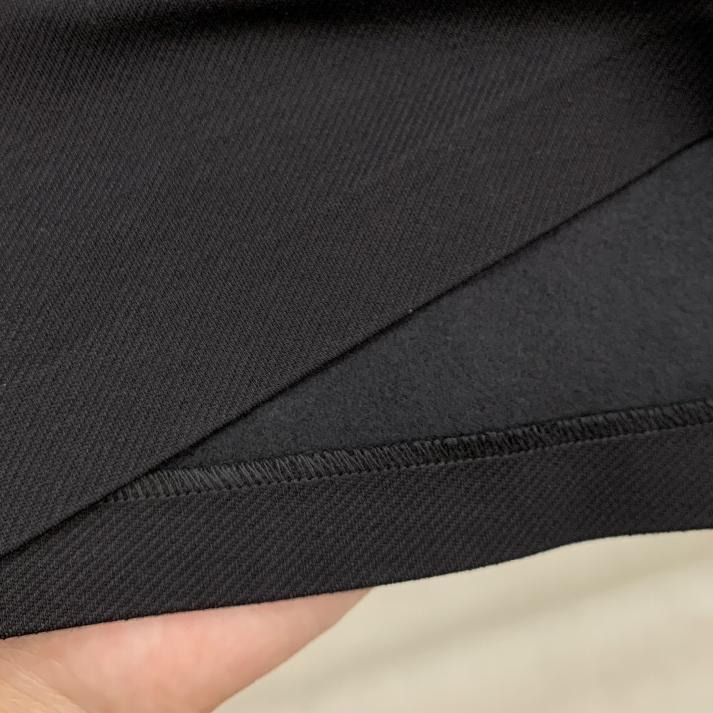 P195💰普拉达秋冬25SS【新品】新款长袖翻领T恤polo，最高版本客供定制高端朱地面料简单时尚款，拼色螺纹超级好看！经典logo简单大方的款式！满满的高级感，四季可穿。简欧风格💎官网在售码数：M-3XL！