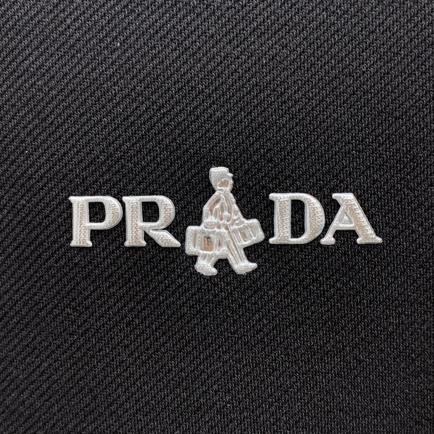 P195💰普拉达秋冬25SS【新品】新款长袖翻领T恤polo，最高版本客供定制高端朱地面料简单时尚款，拼色螺纹超级好看！经典logo简单大方的款式！满满的高级感，四季可穿。简欧风格💎官网在售码数：M-3XL！
