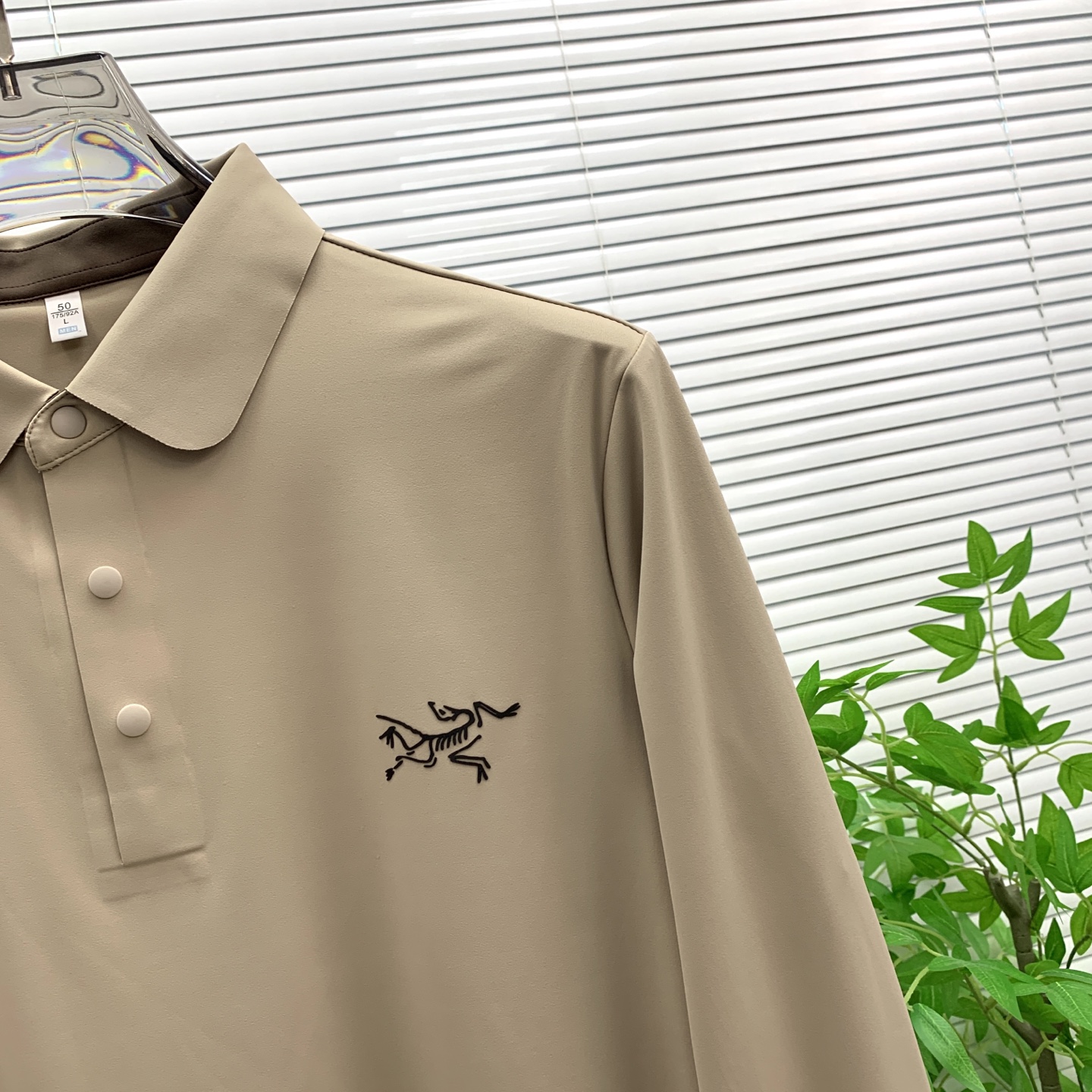 P195💰始祖鸟秋冬25SS【新品】新款长袖翻领T恤polo，最高版本客供定制高端朱地面料简单时尚款，拼色螺纹超级好看！经典logo简单大方的款式！满满的高级感，四季可穿。简欧风格💎官网在售码数：M-3XL！