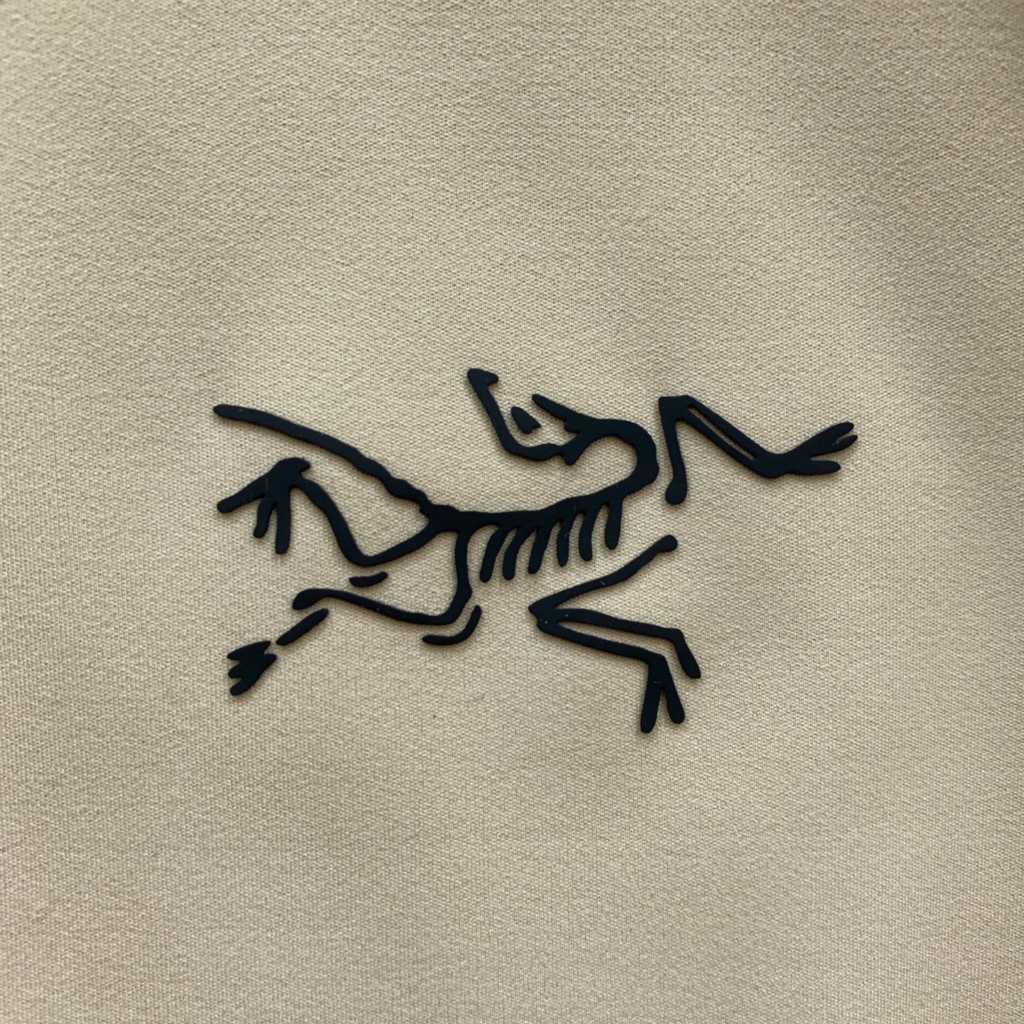 P195💰始祖鸟秋冬25SS【新品】新款长袖翻领T恤polo，最高版本客供定制高端朱地面料简单时尚款，拼色螺纹超级好看！经典logo简单大方的款式！满满的高级感，四季可穿。简欧风格💎官网在售码数：M-3XL！